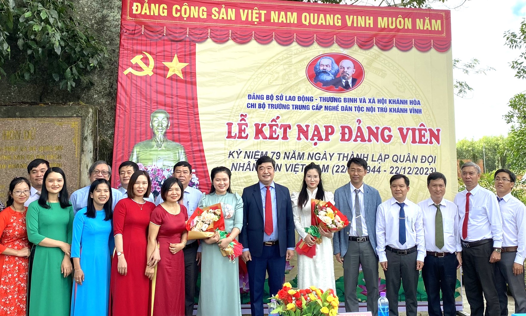 Đại diện lãnh đạo Đảng ủy Khối các cơ quan tỉnh, Đảng ủy Sở Lao động - Thương binh và Xã hội trao quyết định và hoa chúc mừng 2 đảng viên mới.