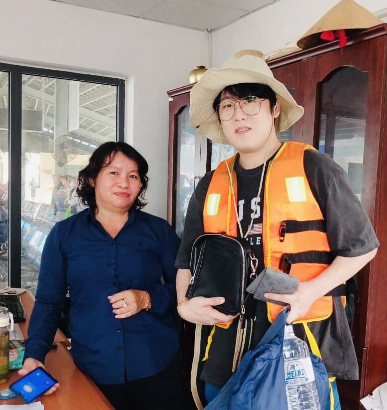 Chị Ngô Thị Thúy Quỳnh trả lại tài sản cho du khách Hàn Quốc sáng ngày 5-12.