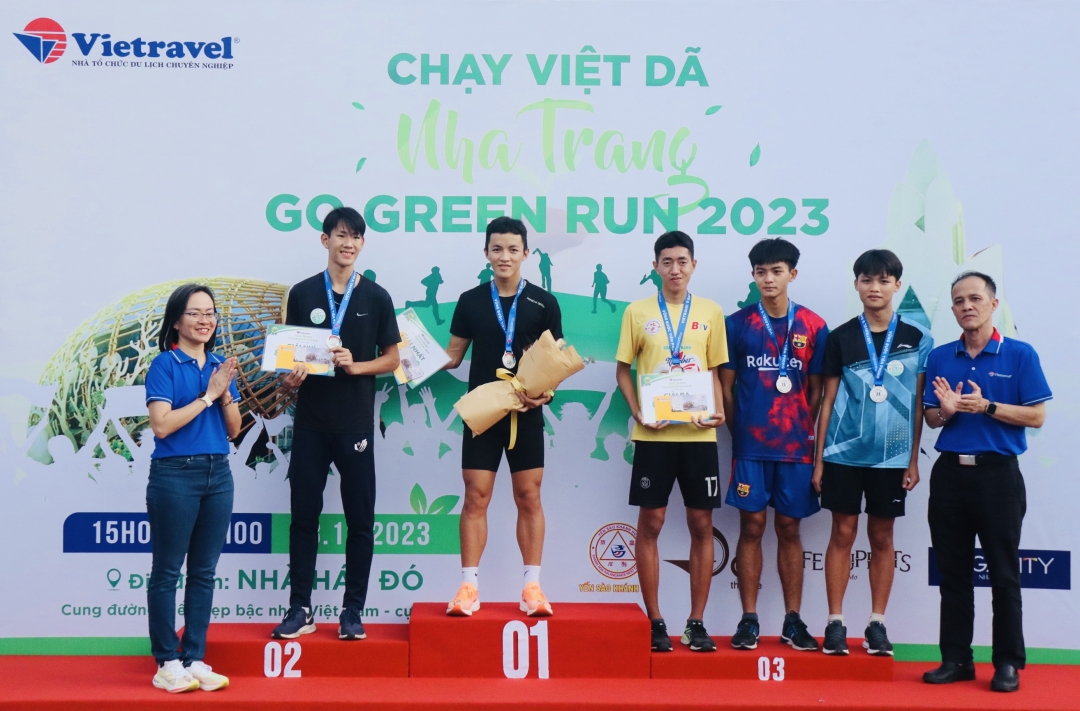 Tran Thi Viet Huong, chairwoman of the Labor Union of Vietravel, and Doan Hai Quan, director of Vietravel – Nha Trang Branch, giving prizes to the top 5 male runners
