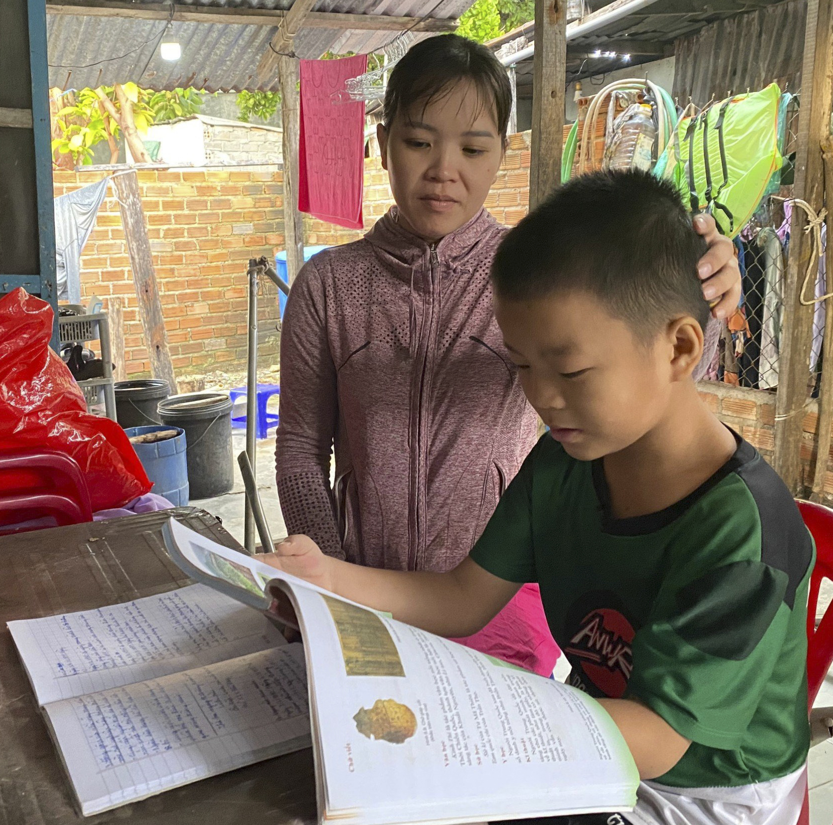 Mẹ Lương Ngọc Phúc rất vui vì con trai siêng học, biết giúp mẹ việc nhà.
