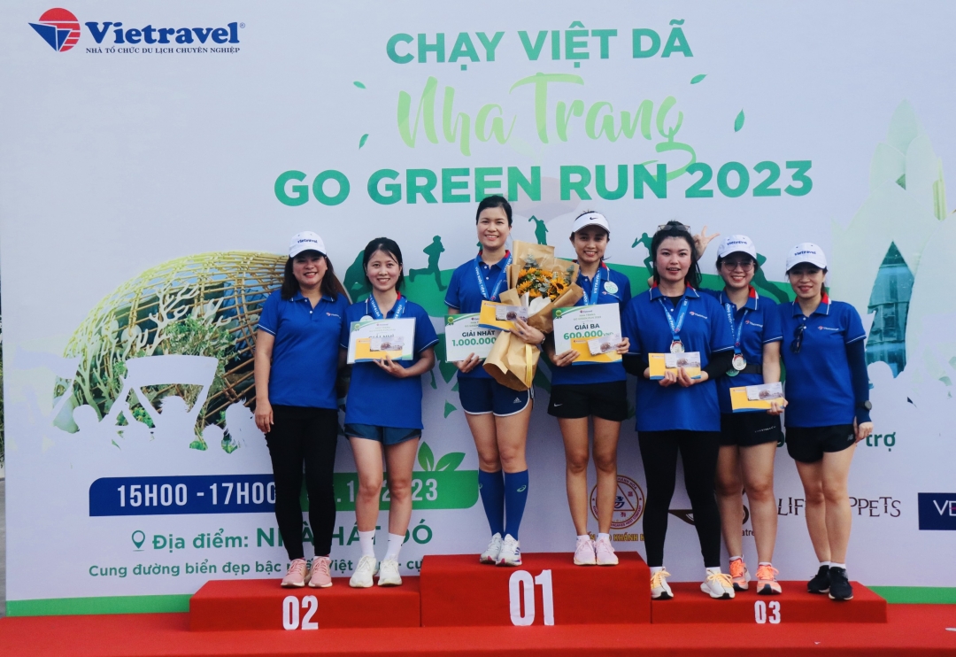 Representatives of Vietravel giving prizes to the top 5 female runners 
