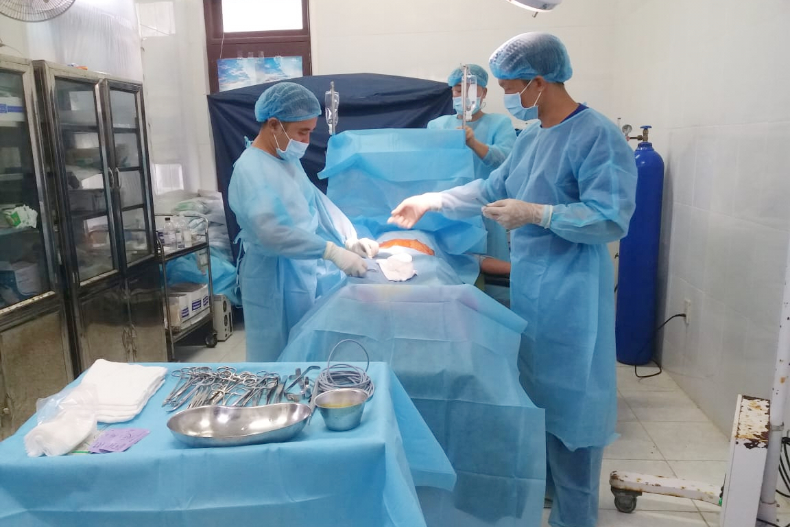 Bệnh xá đảo Song Tử Tây cấp cứu ngư dân bị viêm ruột thừa cấp