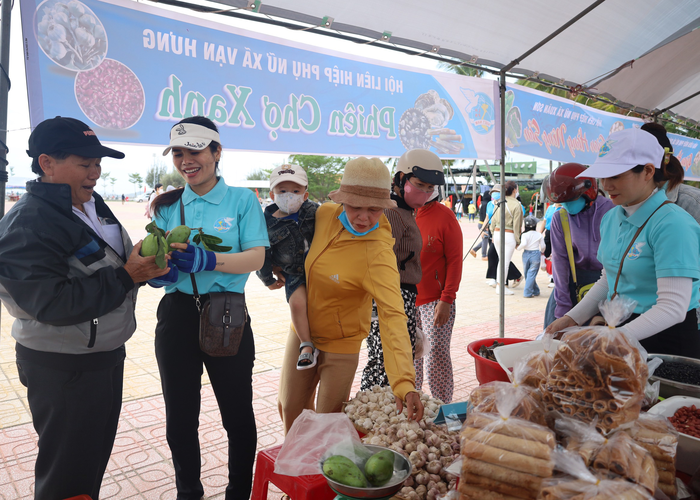 Vạn Ninh: 50 gian hàng tham gia phiên chợ xanh