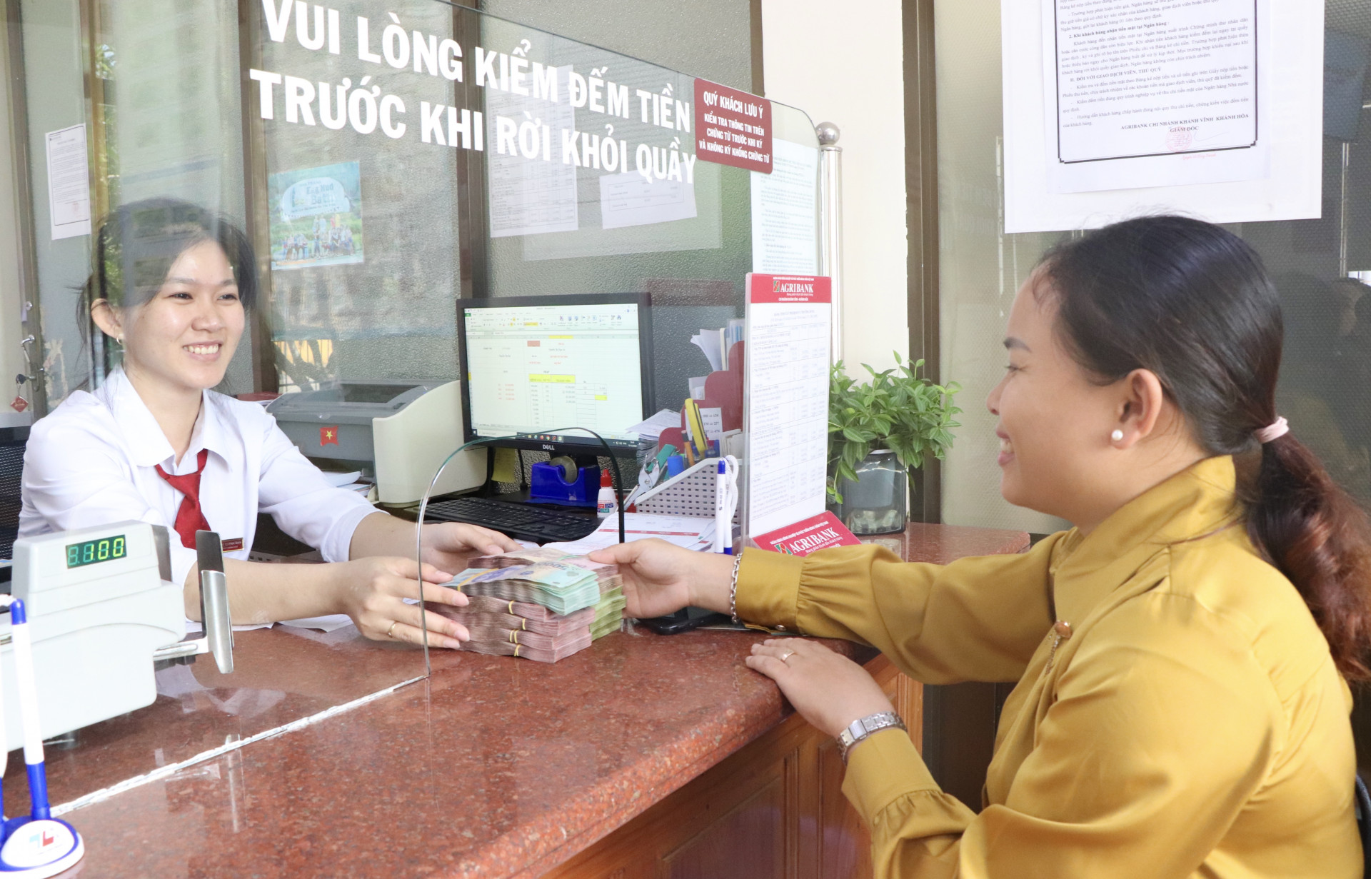 Khách hàng giao dịch tại Agribank Chi nhánh huyện Khánh Vĩnh.