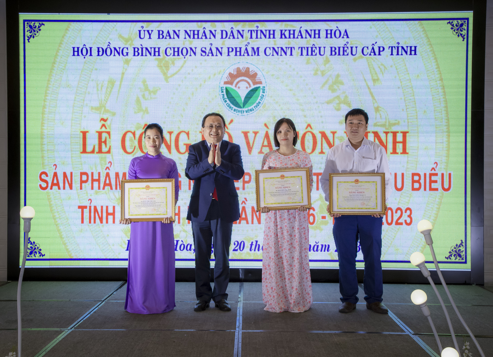 UBND khen thưởng các cá nhân xuất sắc trong công tác bình chọn sản phẩm CNNT tiêu biểu năm 2023