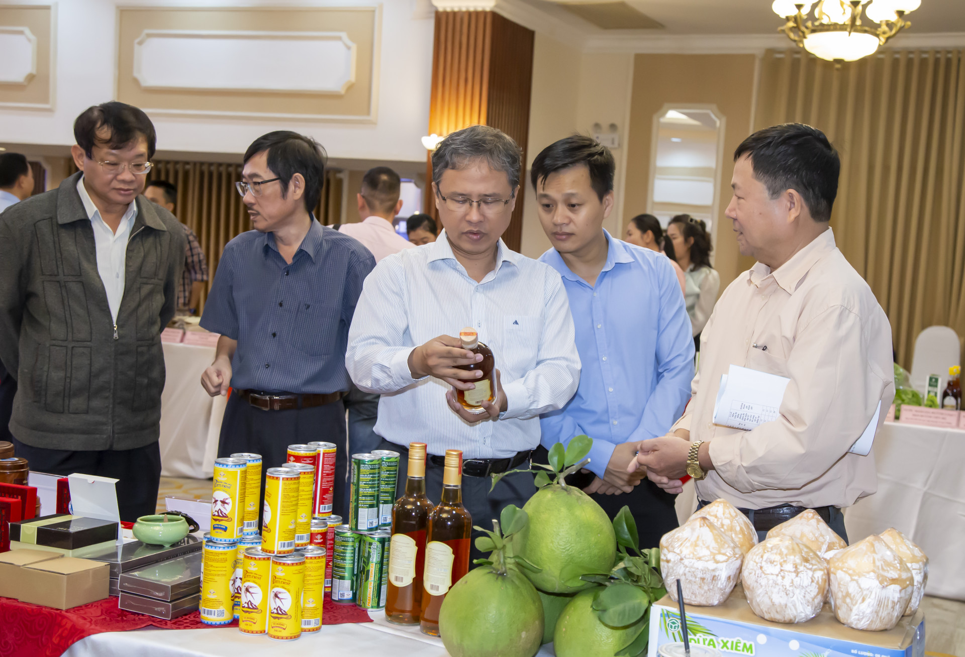 Hội đồng OCOP tỉnh tham quan các gian hàng trưng bày sản phẩm tham gia OCOP 2023 tại Hội nghị