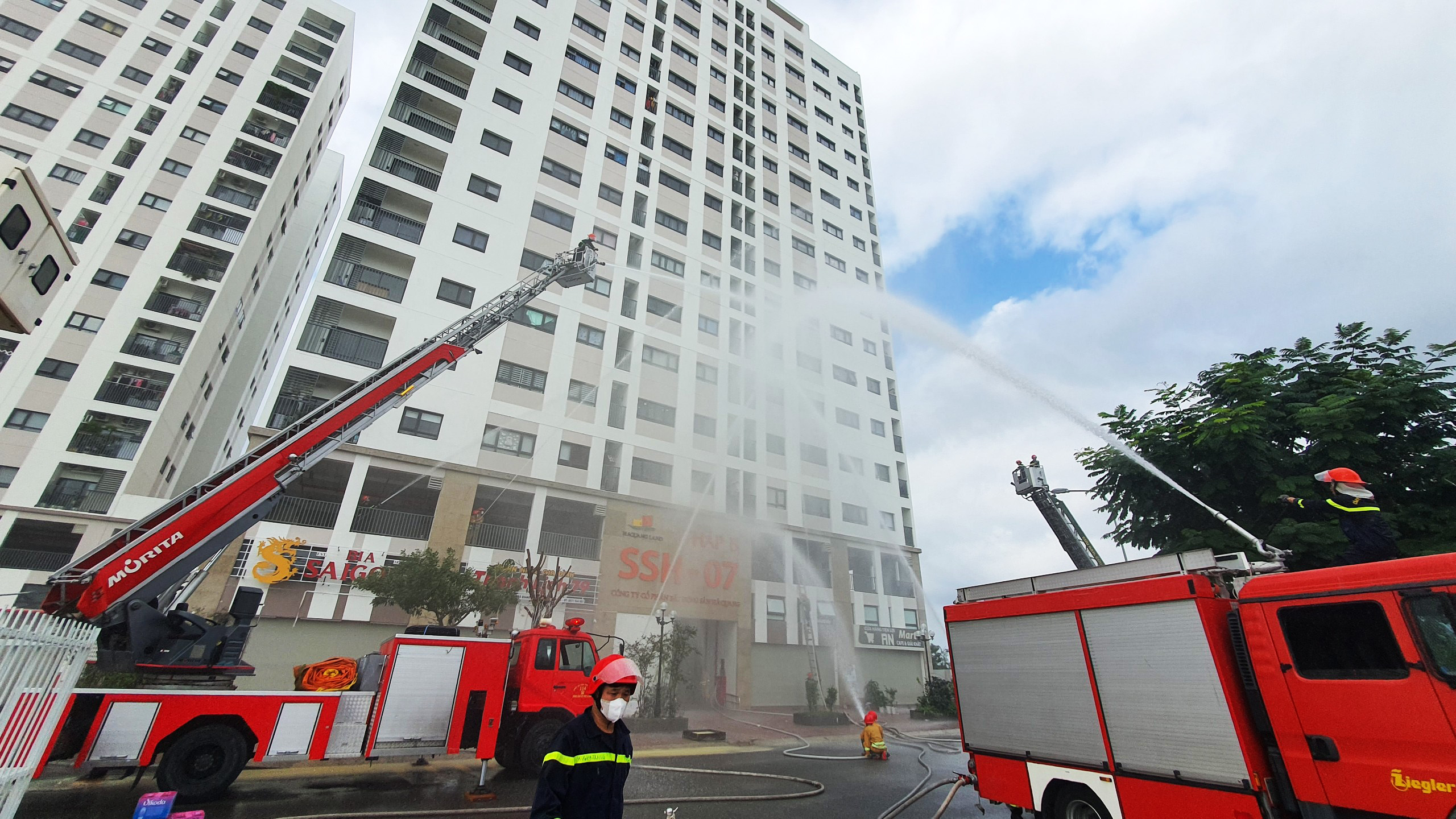 Gần 200 người thực tập phương án chữa cháy và cứu người tại tòa chung cư cao tầng ở Nha Trang