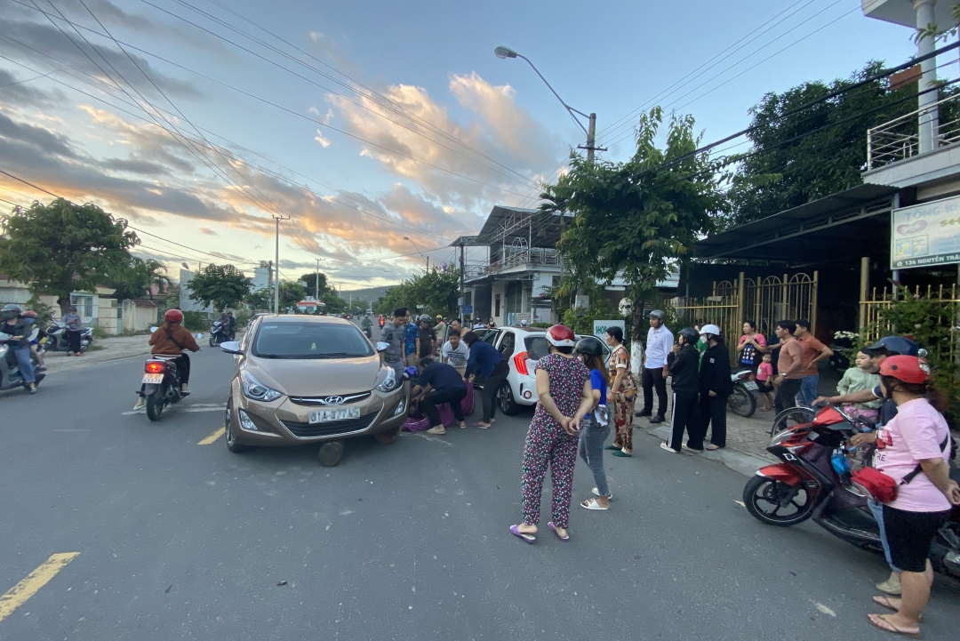 Lùi ô tô bị mất lái làm một thiếu niên trọng thương