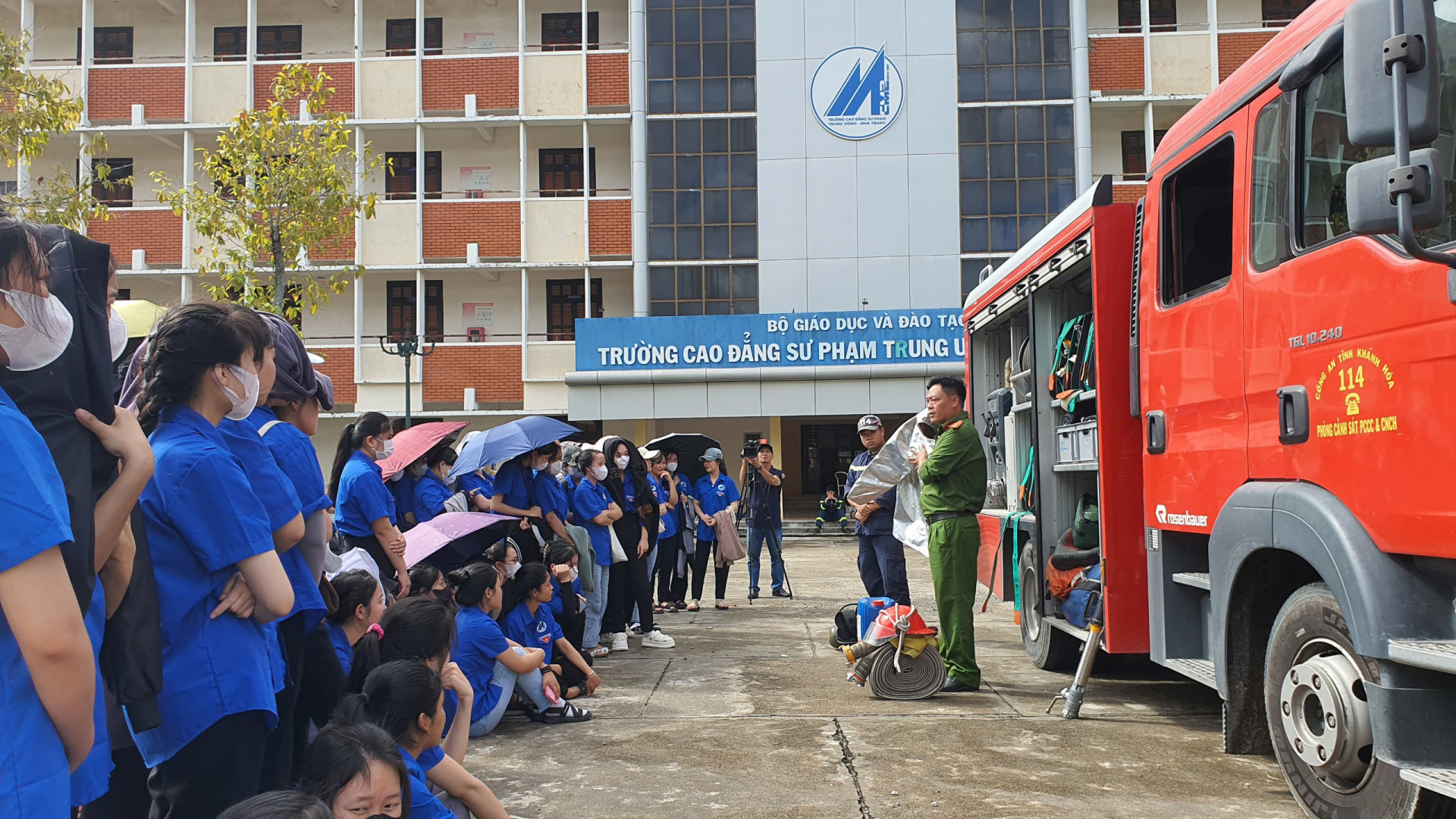 Các sinh viên được giới thiệu trang thiết bị chữa cháy, cứu nạn đang được lực lượng chữa cháy chuyên nghiệp sử dụng 