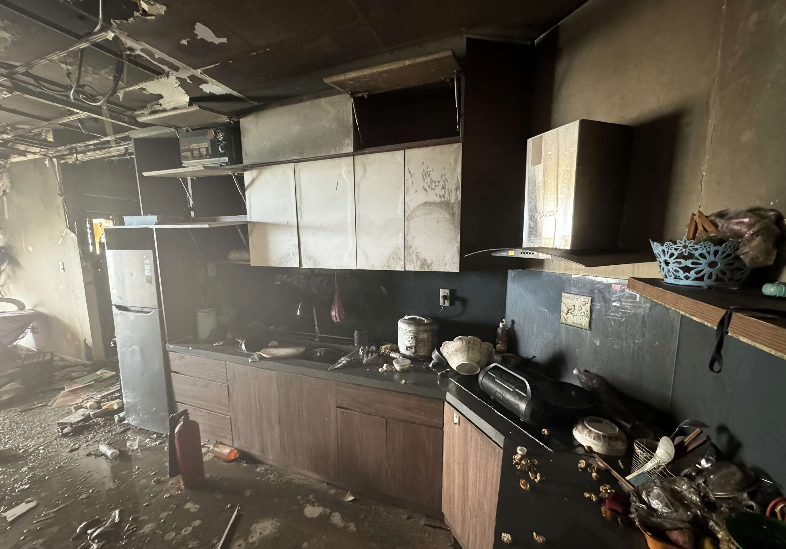 Điều tra hiện trường căn hộ bị hỏa hoạn ở Mường Thanh Viễn Triều