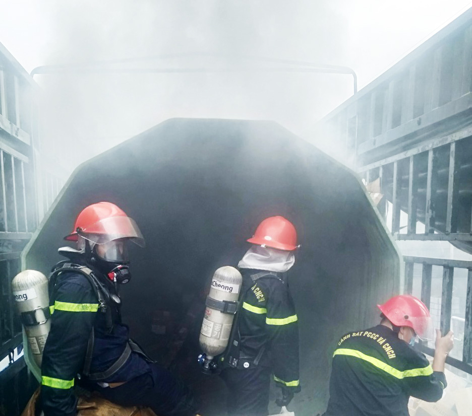 Xe đầu kéo chở hàng điện tử bị hỏa hoạn trên Quốc lộ 1