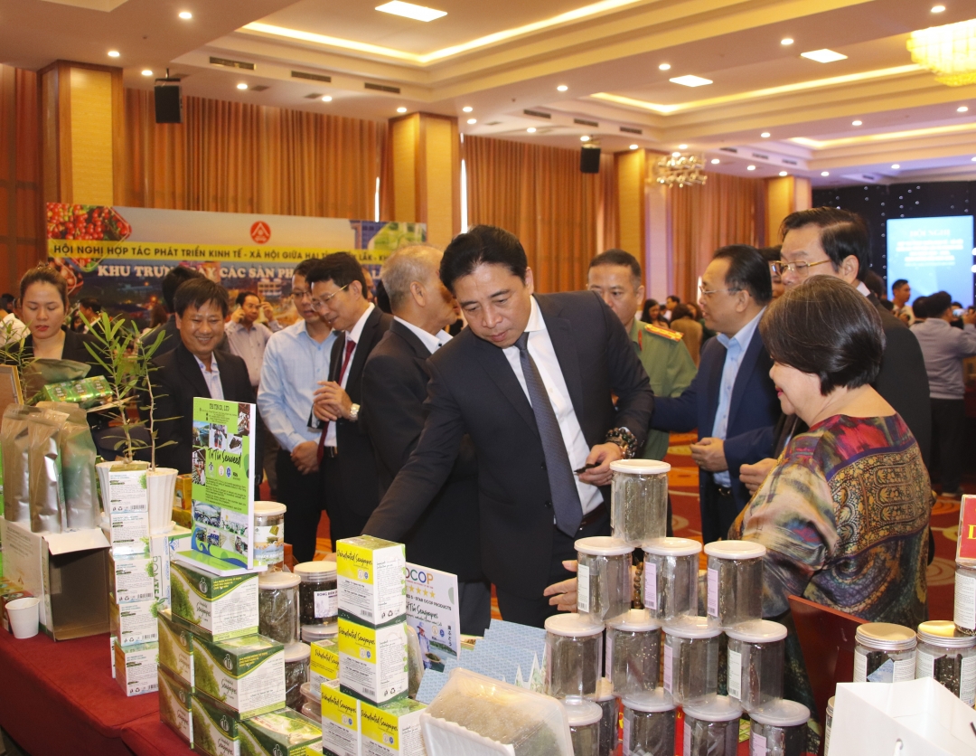 Các đồng chí lãnh đạo tỉnh tham quan gian hàng sản phẩm công nghiệp nông thôn của tỉnh tại Hội nghị hợp tác phát triển kinh tế - xã hội giữa 2 tỉnh Đắk Lắk và Khánh Hòa.

