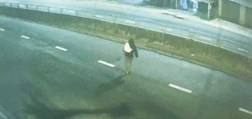 Kẻ gian manh động dỡ mái ngói khoắng sạch tiệm điện thoại lúc rạng sáng