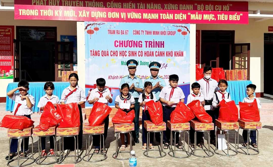 Tặng quà cho 30 học sinh nghèo Trường Tiểu học Cam Nghĩa 2