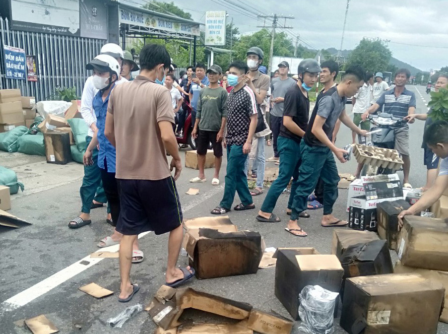 Nhiều hàng hóa được lực lượng chức năng, người dân di chuyển ra khỏi thùng xe 