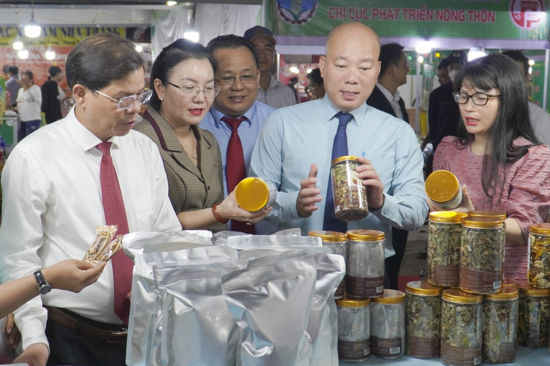 Các đồng chí lãnh đạo tỉnh và lãnh đạo Cục Xúc tiến thương mại (Bộ Công Thương) tham quan gian hàng sản phẩm công nghiệp nông thôn tại hội chợ tổ chức ở TP. Nha Trang vào đầu tháng 6-2023.
