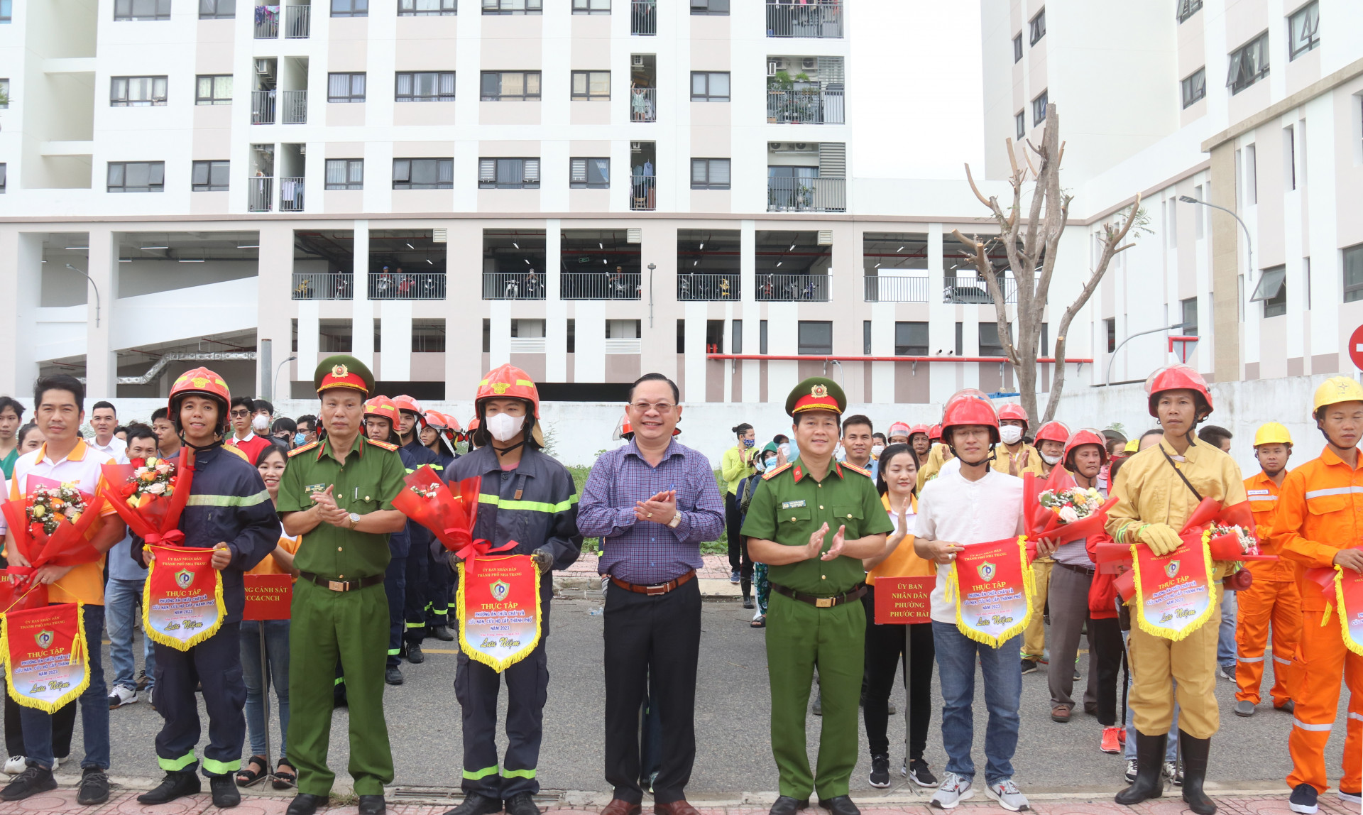 Ban Tổ chức tặng cờ lưu niệm cho các lực lượng tham gia buổi thực tập