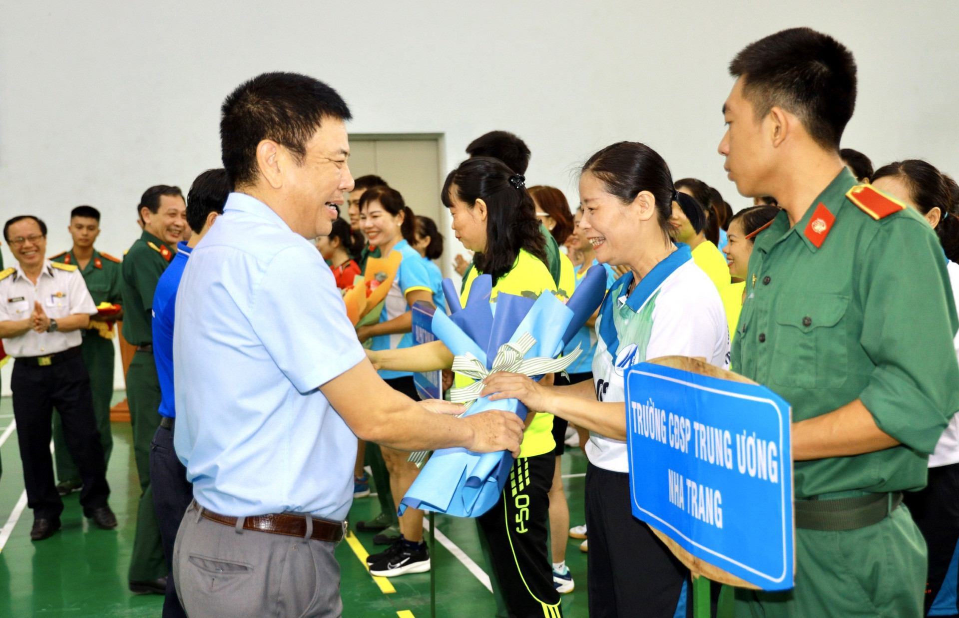 Lãnh đạo Đài phát thanh và Truyền hình Khánh Hòa tặng hoa cho các đội tham dự.