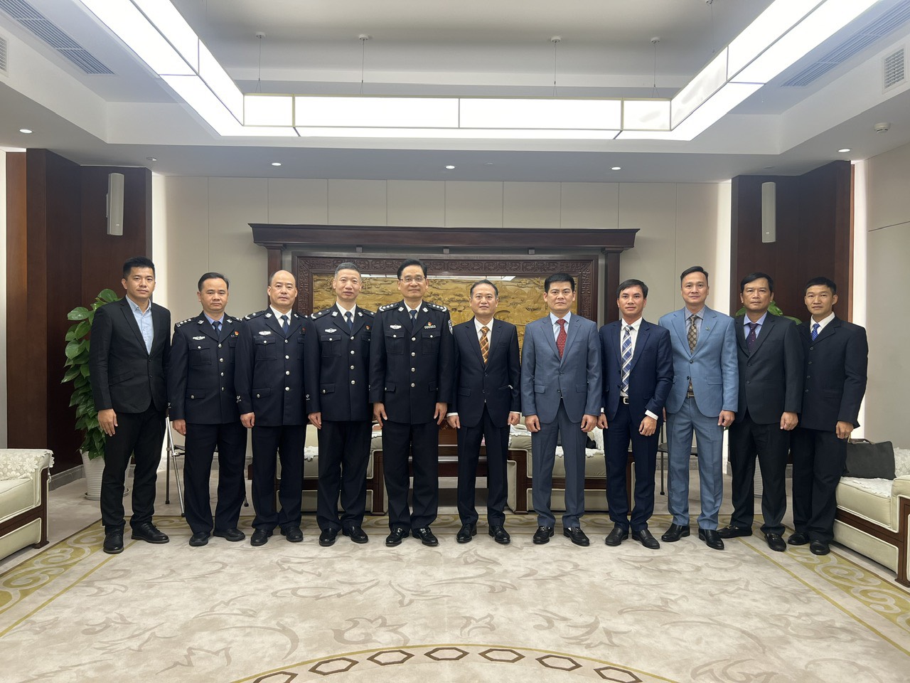 Đoàn công tác Công an tỉnh Khánh Hòa chụp ảnh lưu niệm với lãnh đạo Công an tỉnh Chiết Giang