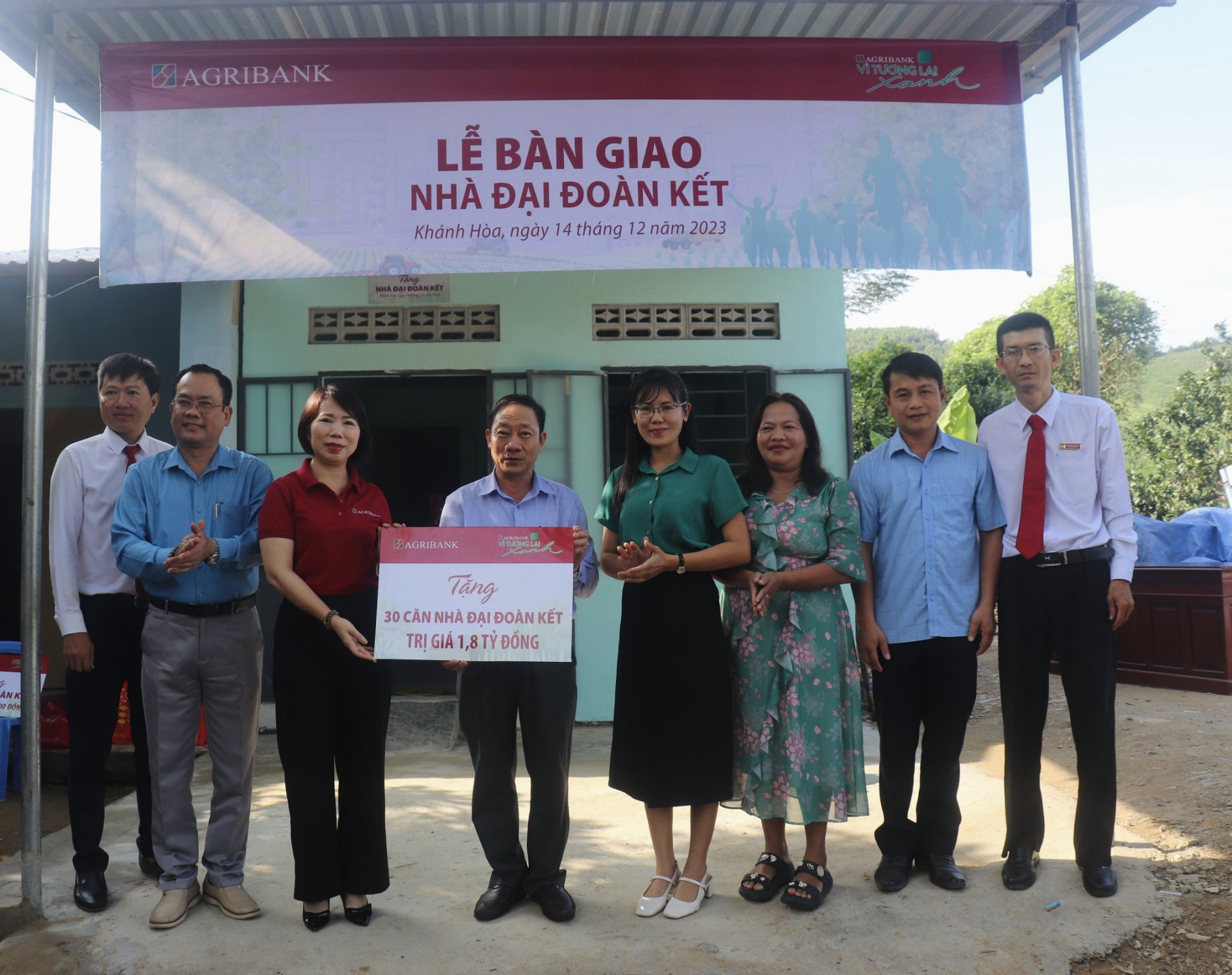 Lãnh đạo Agribank Chi nhánh tỉnh Khánh Hòa trao biểu trưng tài trợ 1,8 tỷ đồng xây dựng 30 căn nhà đại đoàn kết tại huyện Khánh Vĩnh.