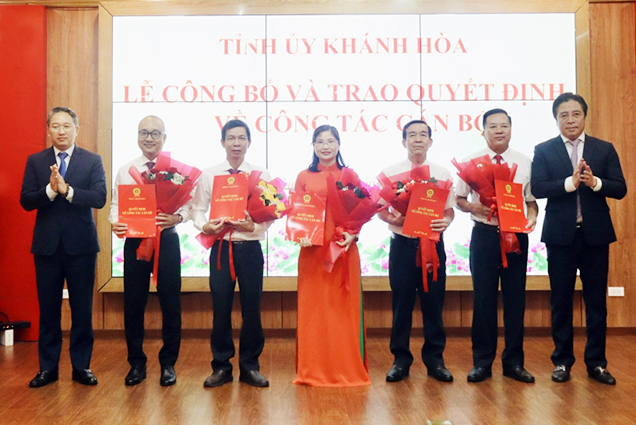 Ban Thường vụ Tỉnh ủy tổ chức Lễ công bố và trao quyết định về công tác cán bộ