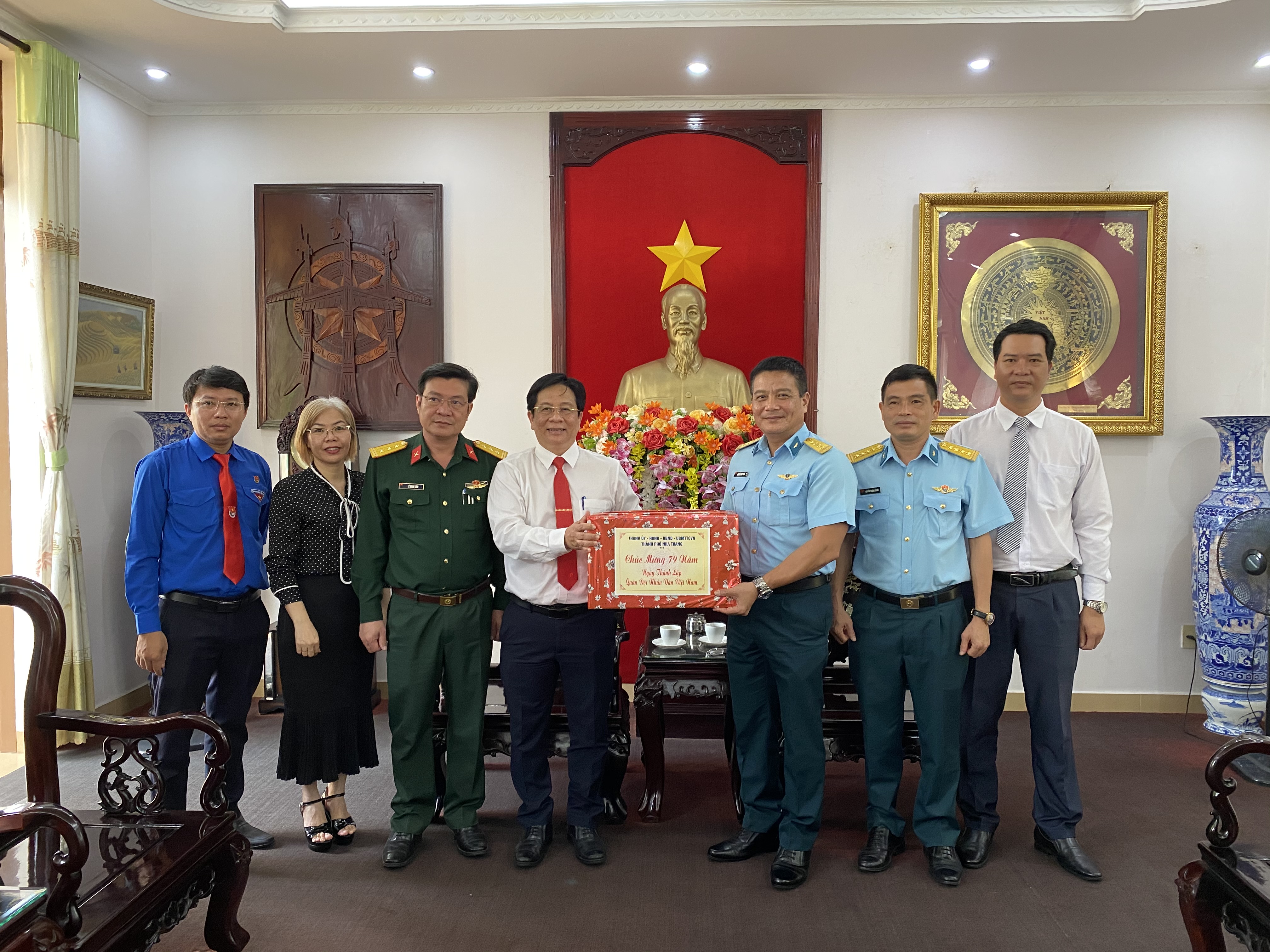 Ông Hồ Văn Mừng - Bí thư Thành ủy Nha Trang: Thăm, tặng quà 6 đơn vị quân đội