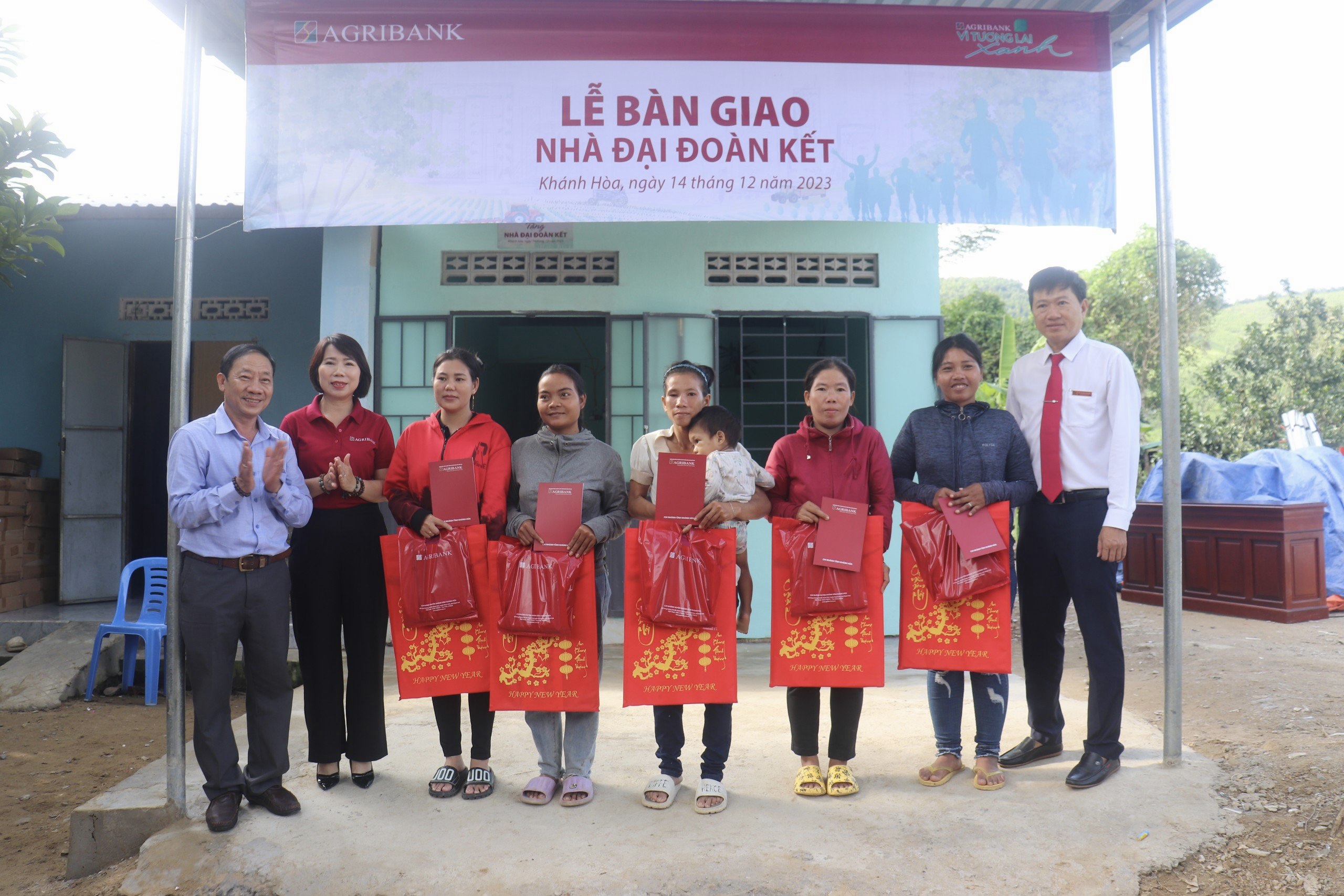 Agribank Chi nhánh tỉnh Khánh Hòa: Bàn giao 30 căn nhà Đại đoàn kết tại huyện Khánh Vĩnh