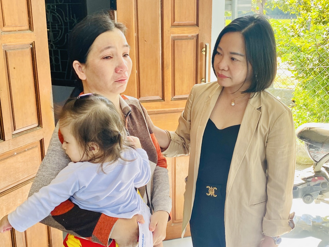 Bà Thái Thị Lệ Hằng - Bí thư Đảng ủy, Tổng Biên tập Báo Khánh Hoà thăm hỏi, động viên gia đình bé Phan Triệu Vy