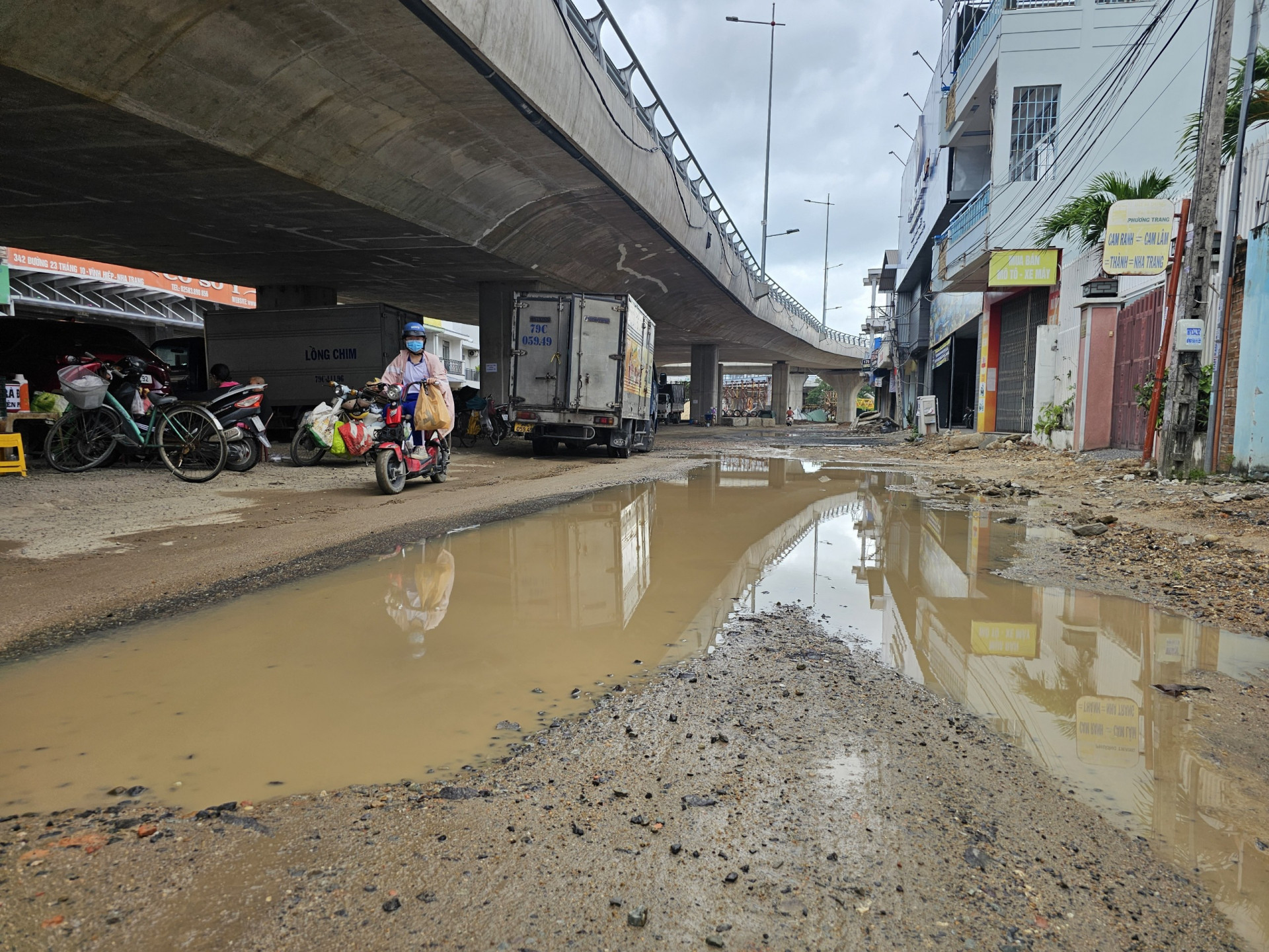 Đường gom nhánh N3 dưới chân nút giao thường xuyên bị đọng nước khiến phương tiện lưu thông gặp nhiều khó khăn.