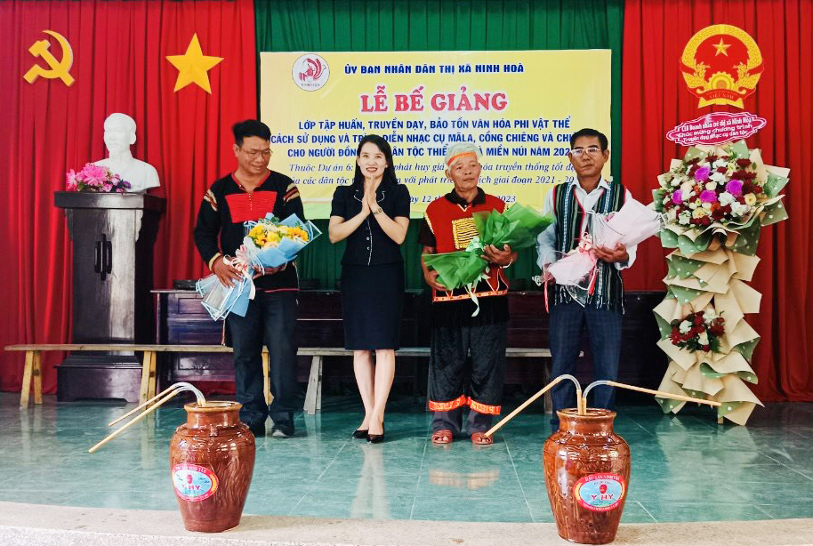 Bế giảng lớp tập huấn bảo tồn văn hóa phi vật thể và sử dụng nhạc cụ dân tộc cho người đồng bào dân tộc thiểu số ở Ninh Hòa năm 2023