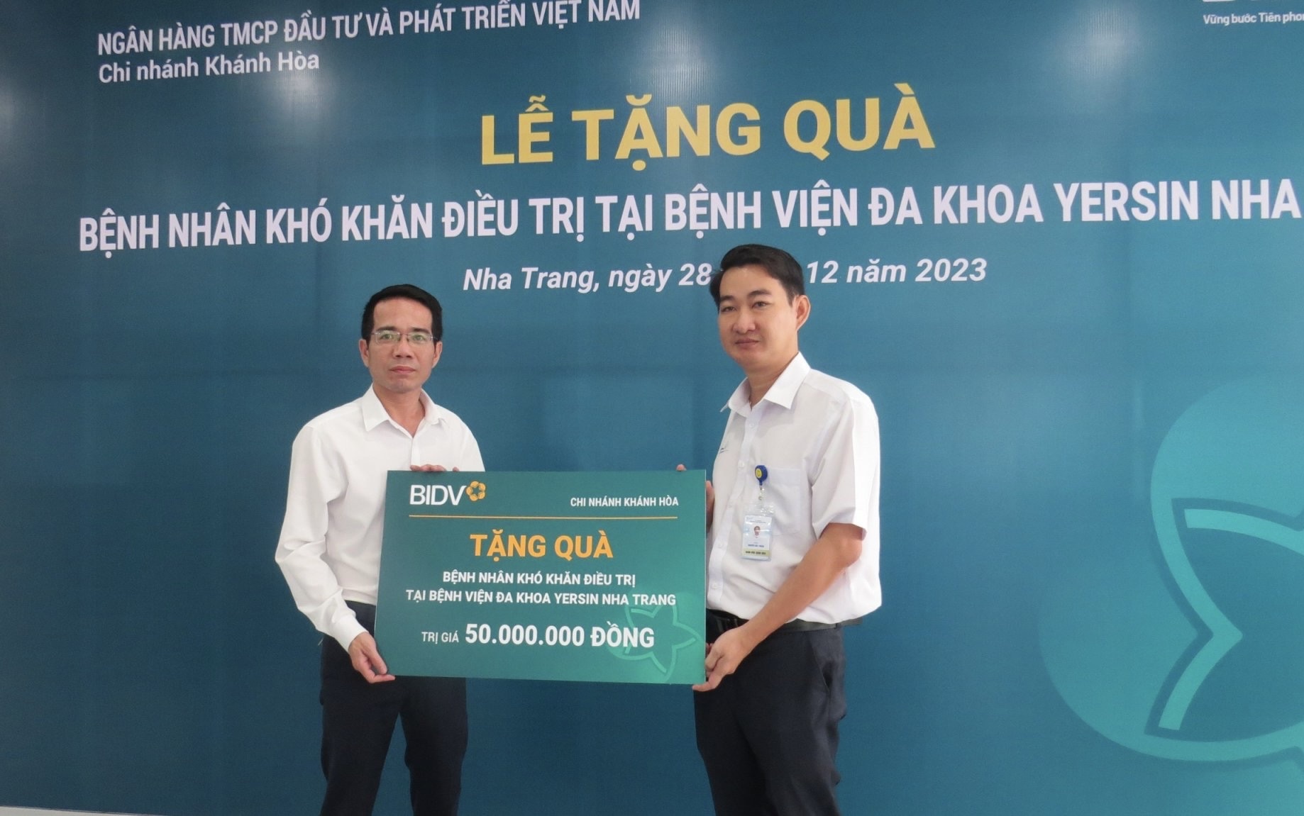 Ngân hàng TMCP Đầu tư và Phát triển Việt Nam - Chi nhánh Khánh Hòa tặng 50 suất quà cho bệnh nhân