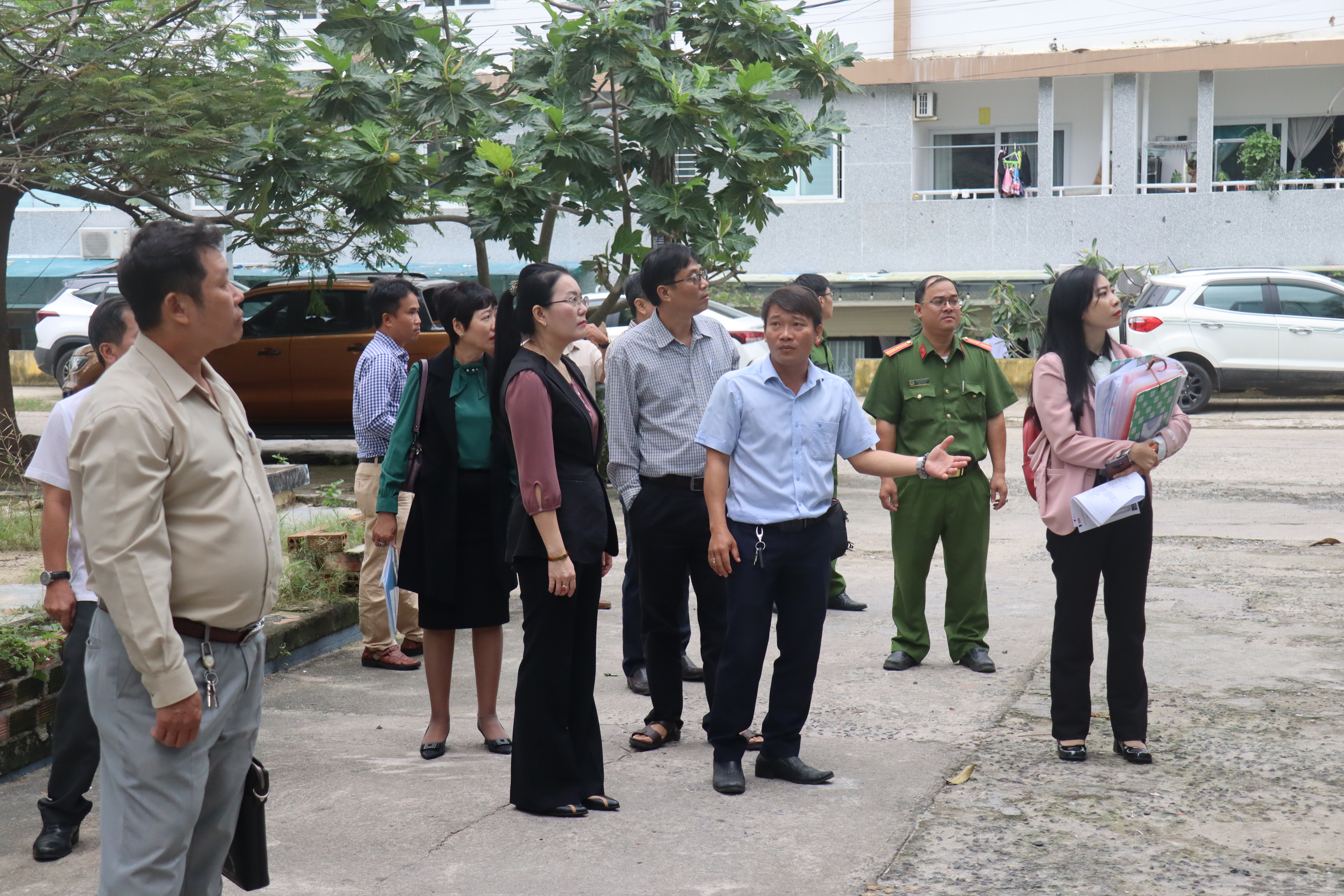 Đoàn giám sát của HĐND tỉnh Khánh Hòa khảo sát thực tế tại Chung cư Bình Phú