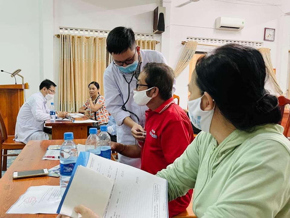 Đội ngũ y, bác sĩ của Bệnh viện 22-12 khám sức khoẻ cho người cao tuổi ở huyện DIên Khánh