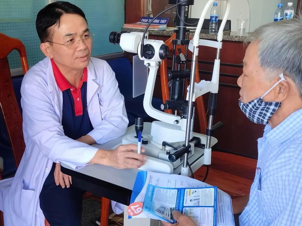 Tư vấn các bệnh lý về mắt cho người cao tuổi