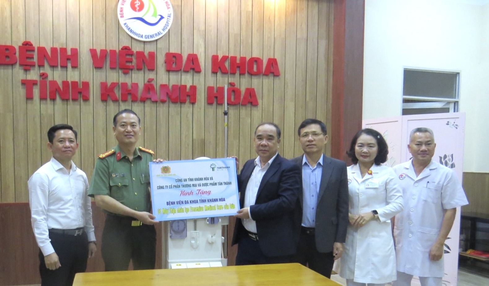 Trao tặng máy chạy thận nhân tạo cho Bệnh viện Đa khoa tỉnh Khánh Hòa