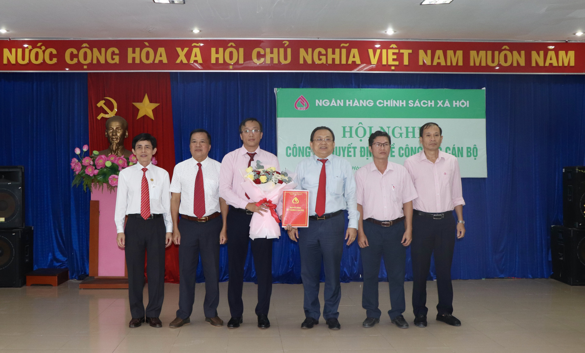 Lãnh đạo tỉnh và Ban giám đốc Ngân hàng Chính sách xã hội tỉnh chúc mừng ông Lê Ngọc Cường được bổ nhiệm.