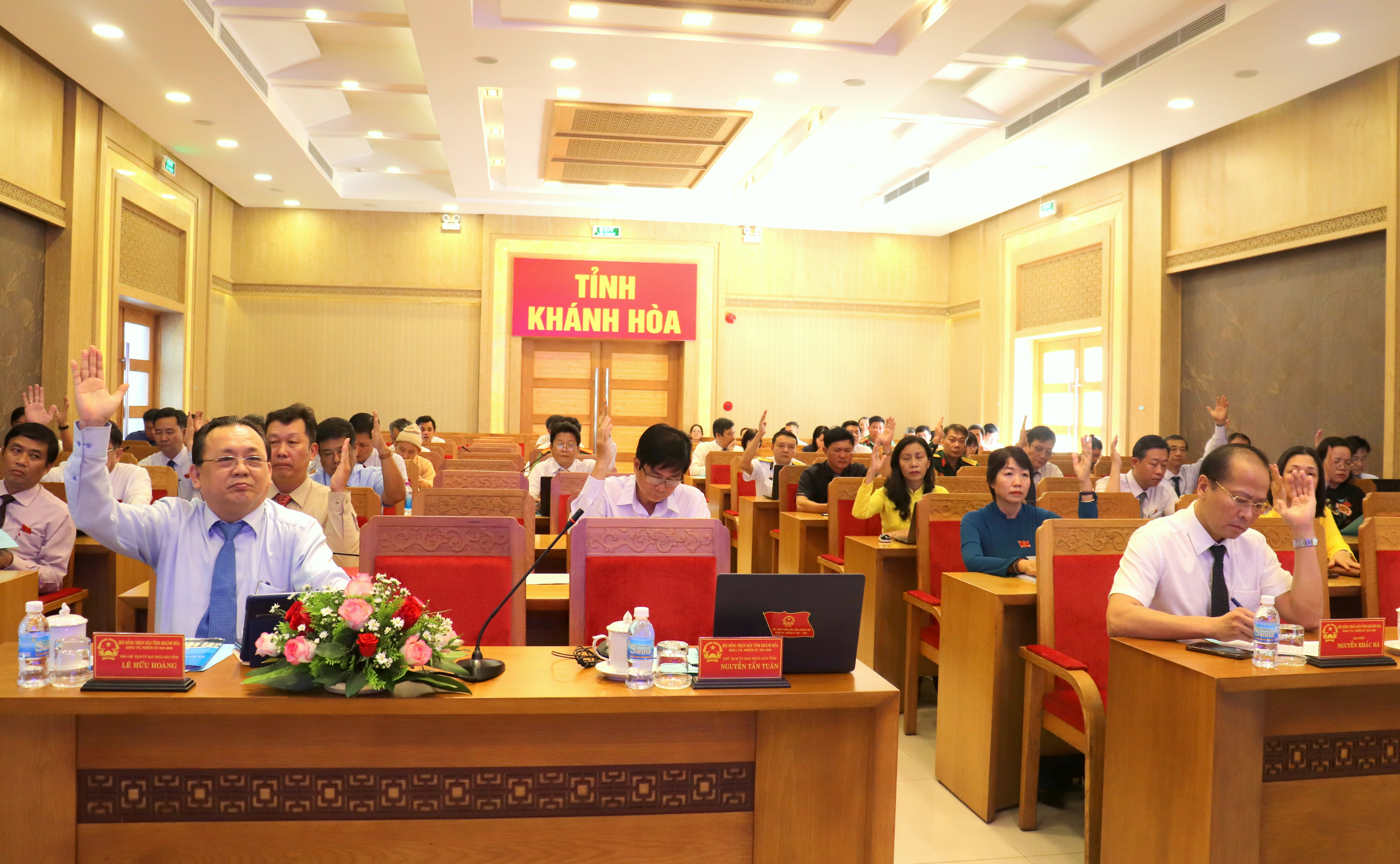 Các đại biểu biểu quyết thông qua nghị quyết phê duyệt đề án sữa học đường tại 2 huyện Khánh Sơn và Khánh Vĩnh giai đoạn 2024-2030