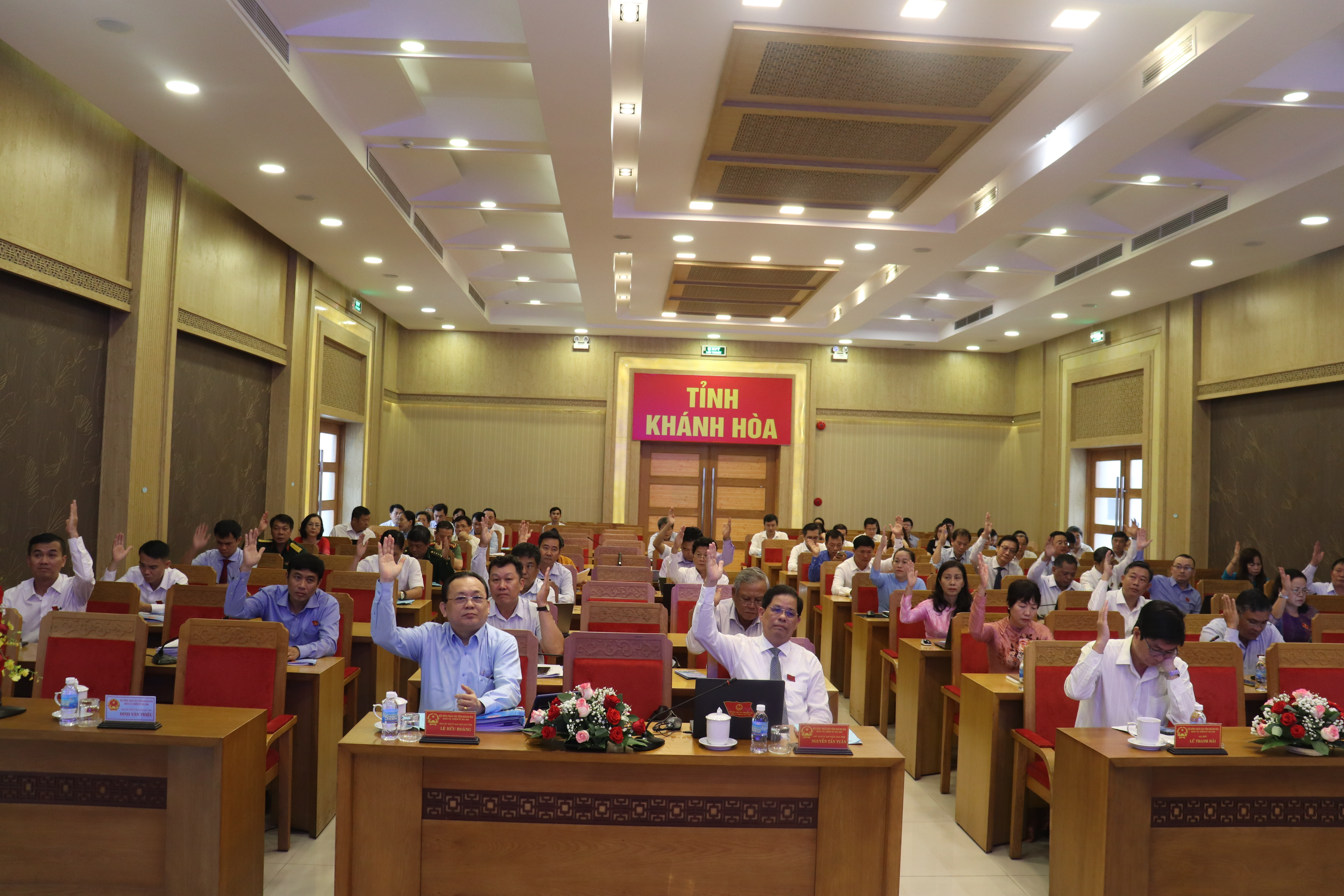 C&aacute;c đại biểu biểu quyết th&ocirc;ng qua nghị quyết 