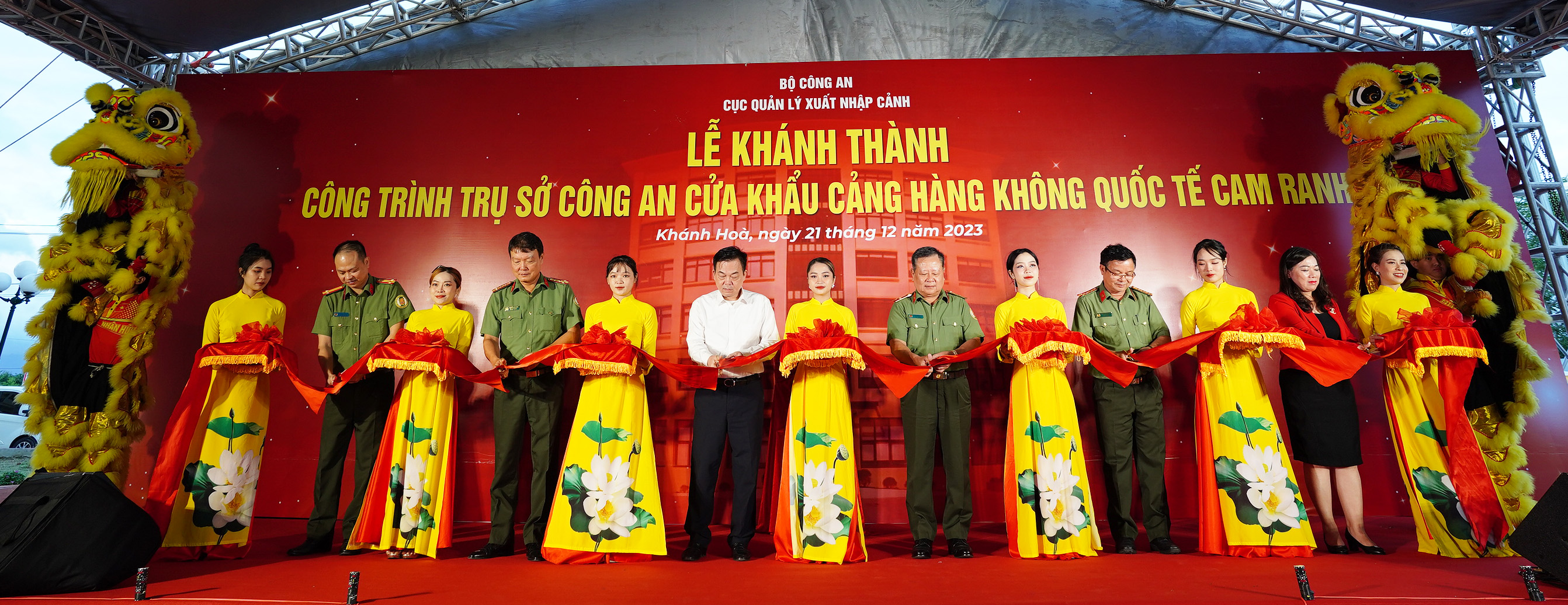 Các đại biểu cắt băng khánh thành trụ sở Công an Cửa khẩu cảng Hàng không quốc tế Cam Ranh.