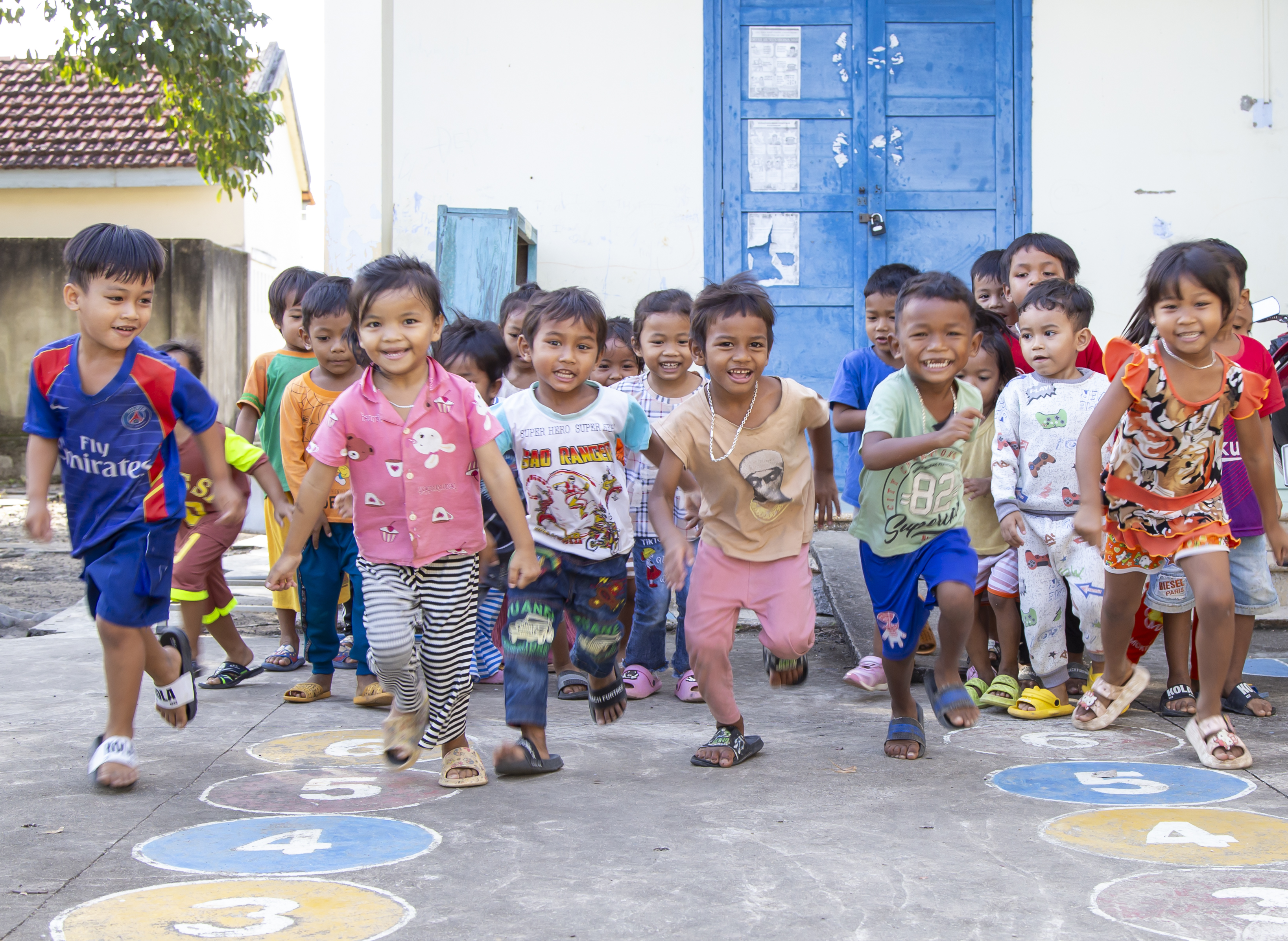 Các em học sinh Trường Mầm non Ninh Tân - điểm trường Suối Sâu nô đùa trong giờ chơi