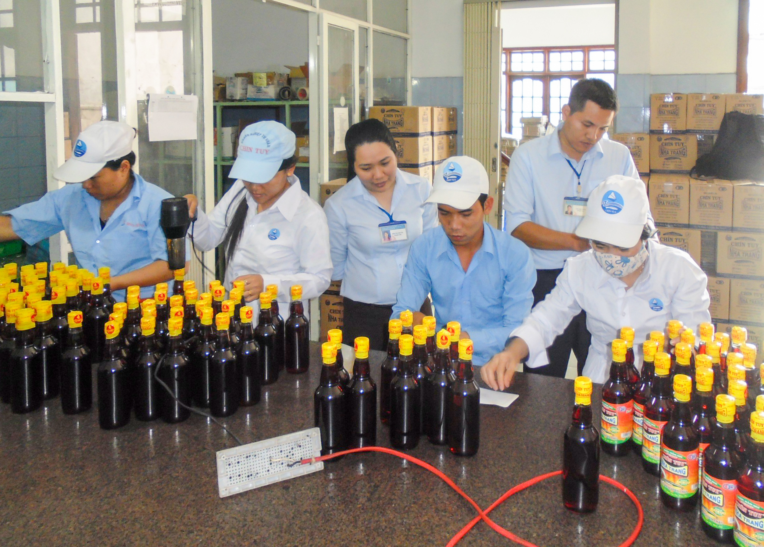 Cán bộ chi cục thẩm định, đánh giá điều kiện bảo đảm an toàn thực phẩm tại một cơ sở sản xuất nước mắm ở Nha Trang.&nbsp;