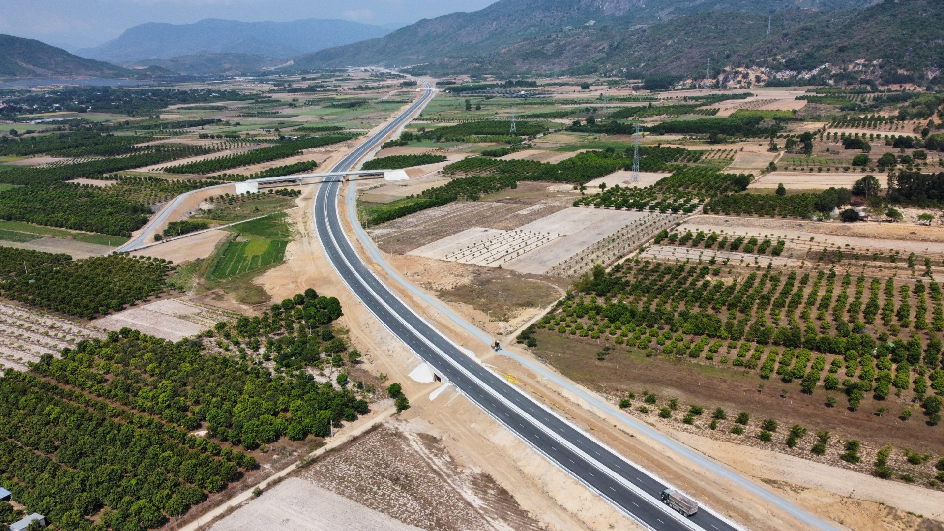 Cao tốc Nha Trang - Cam Lâm như một dải lụa vắt qua những vùng đất xanh mướt của huyện Cam Lâm.