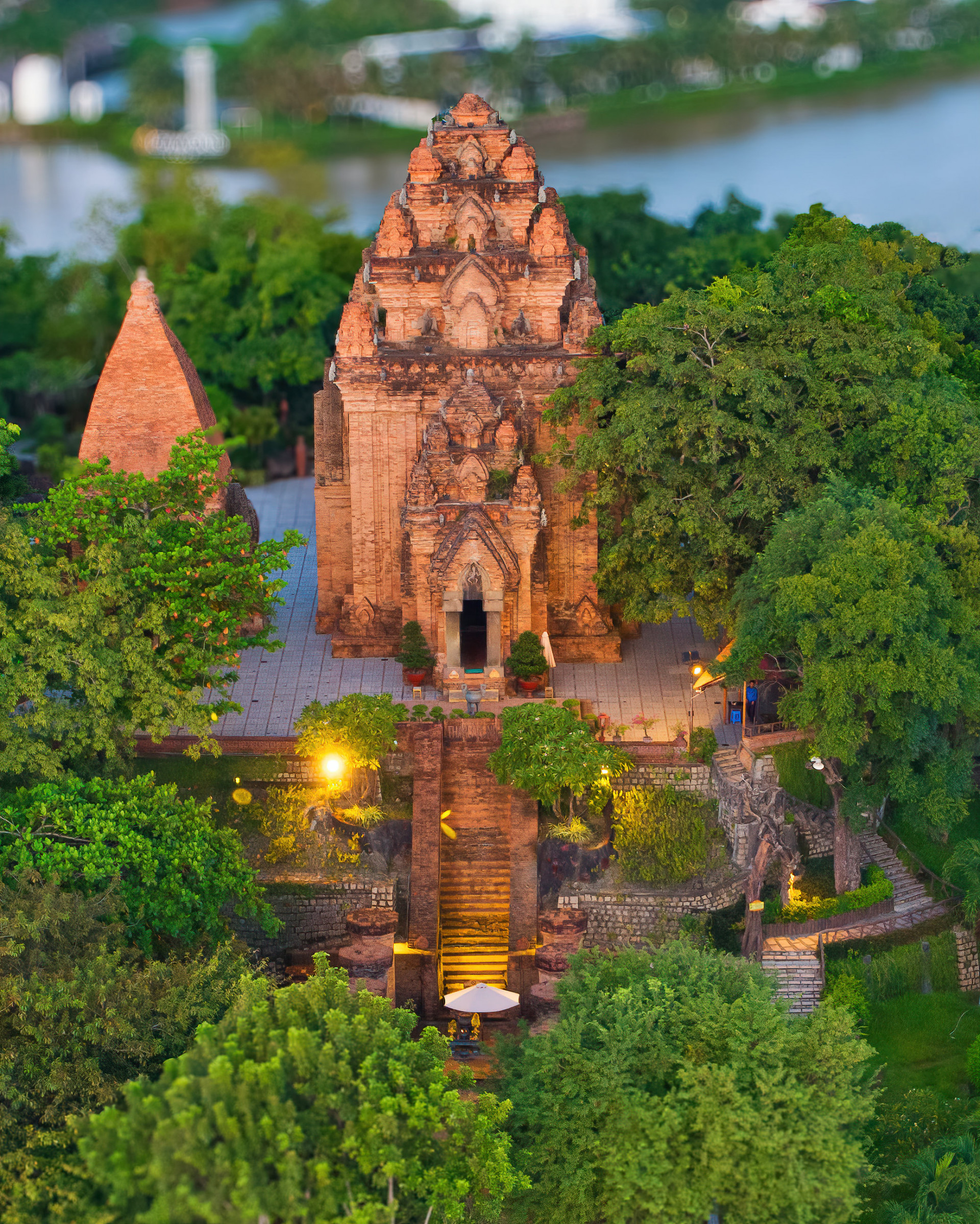 Tháp Bà Ponagar trong buổi sớm tinh mơ. 