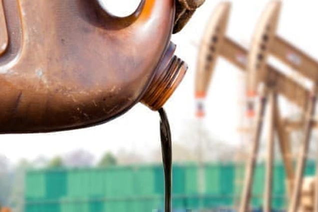 Giá xăng dầu hôm nay (28-12): Thế giới giảm, trong nước trái chiều