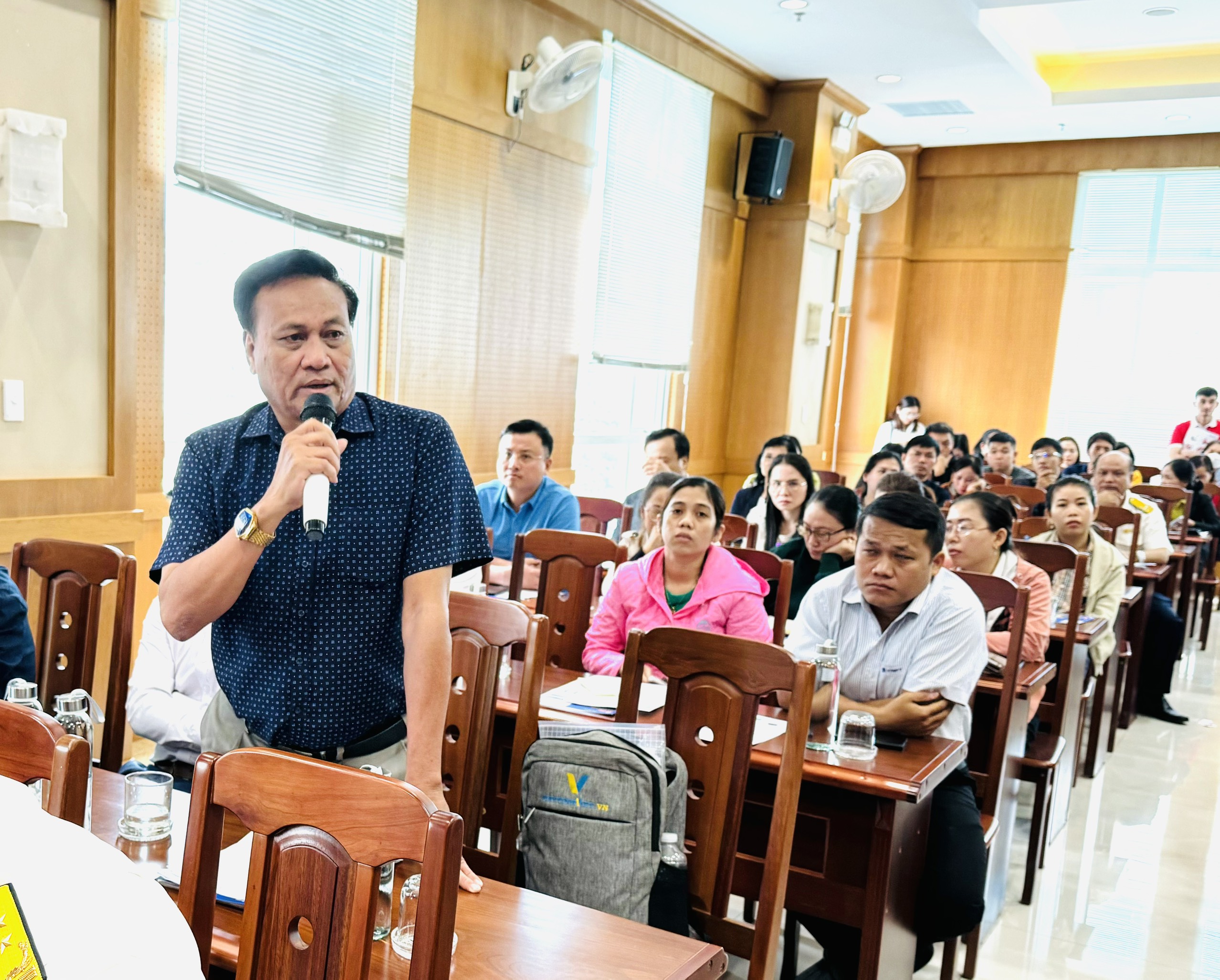 Đại diện doanh nghiệp nêu ý kiến tại hội nghị.