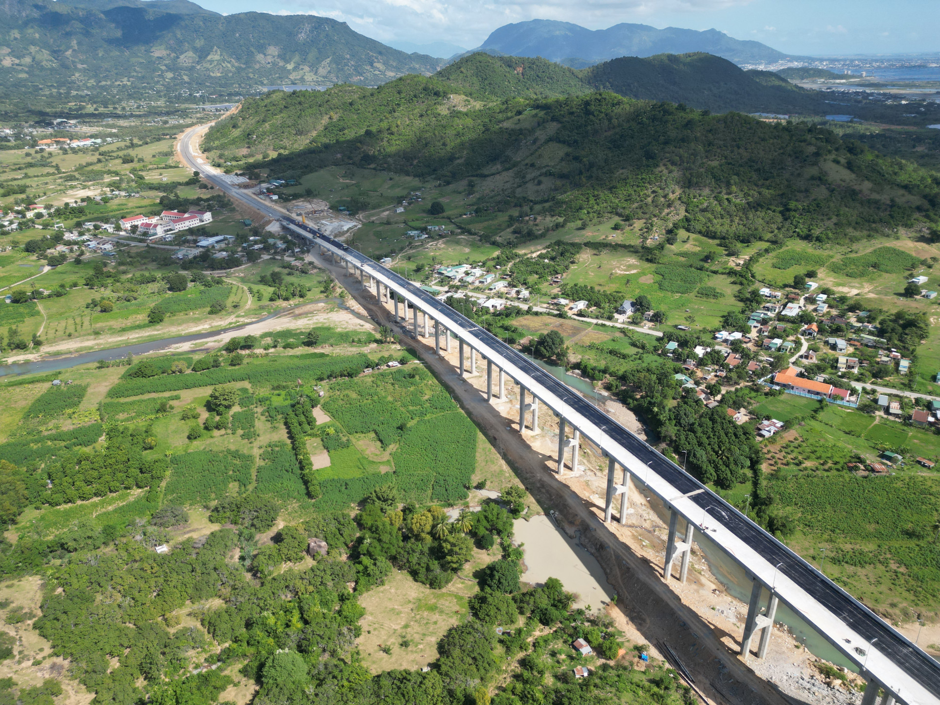 Đường bộ cao tốc Cam Lâm - Vĩnh Hảo đã thi công đạt khoảng 95% khối lượng.