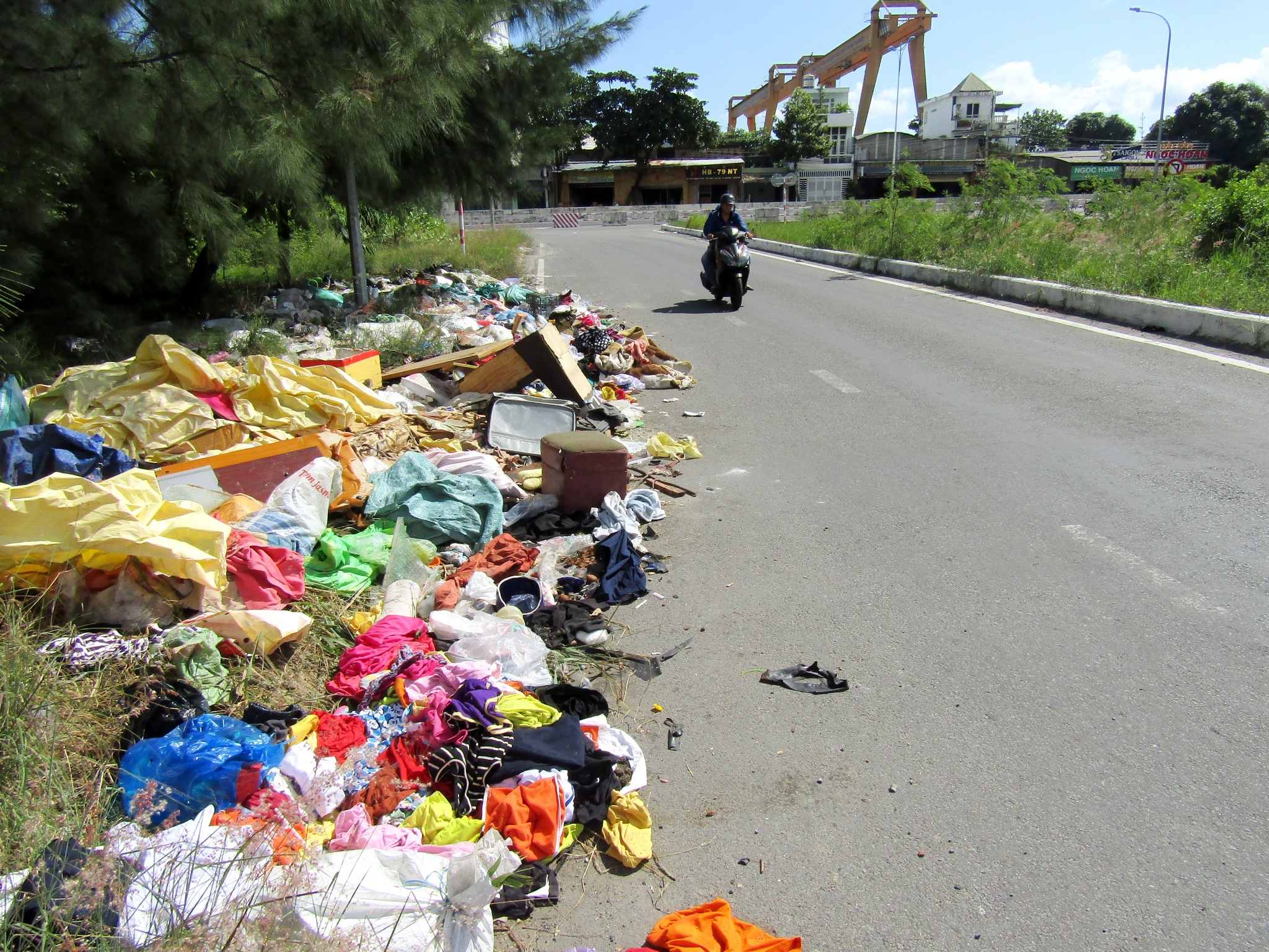 Đổ rác bừa bãi ra hành lang an toàn