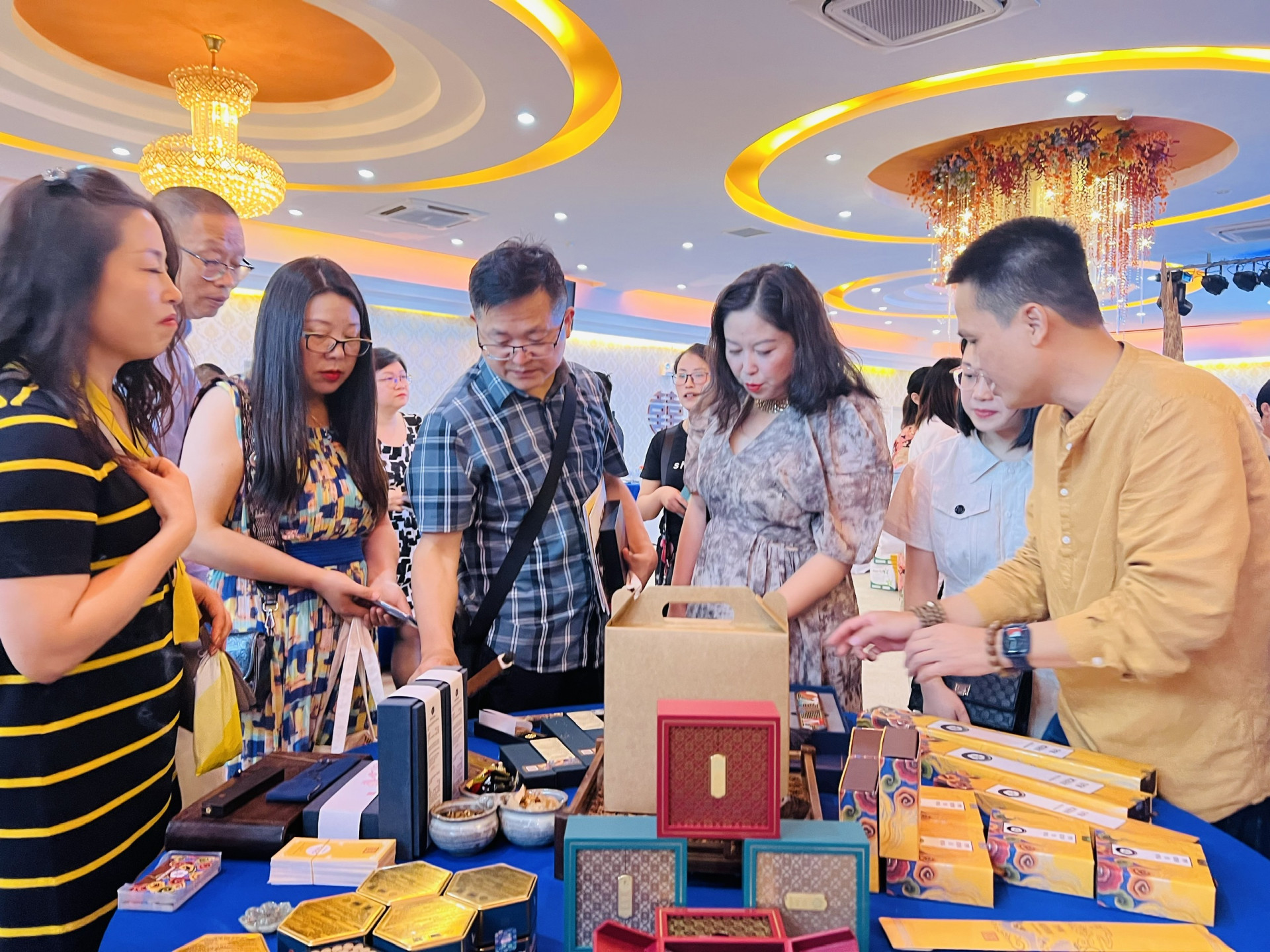 Đại diện các công ty du lịch tỉnh Tứ Xuyên tìm hiểu sản phẩm làm từ trầm hương của Khánh Hòa.