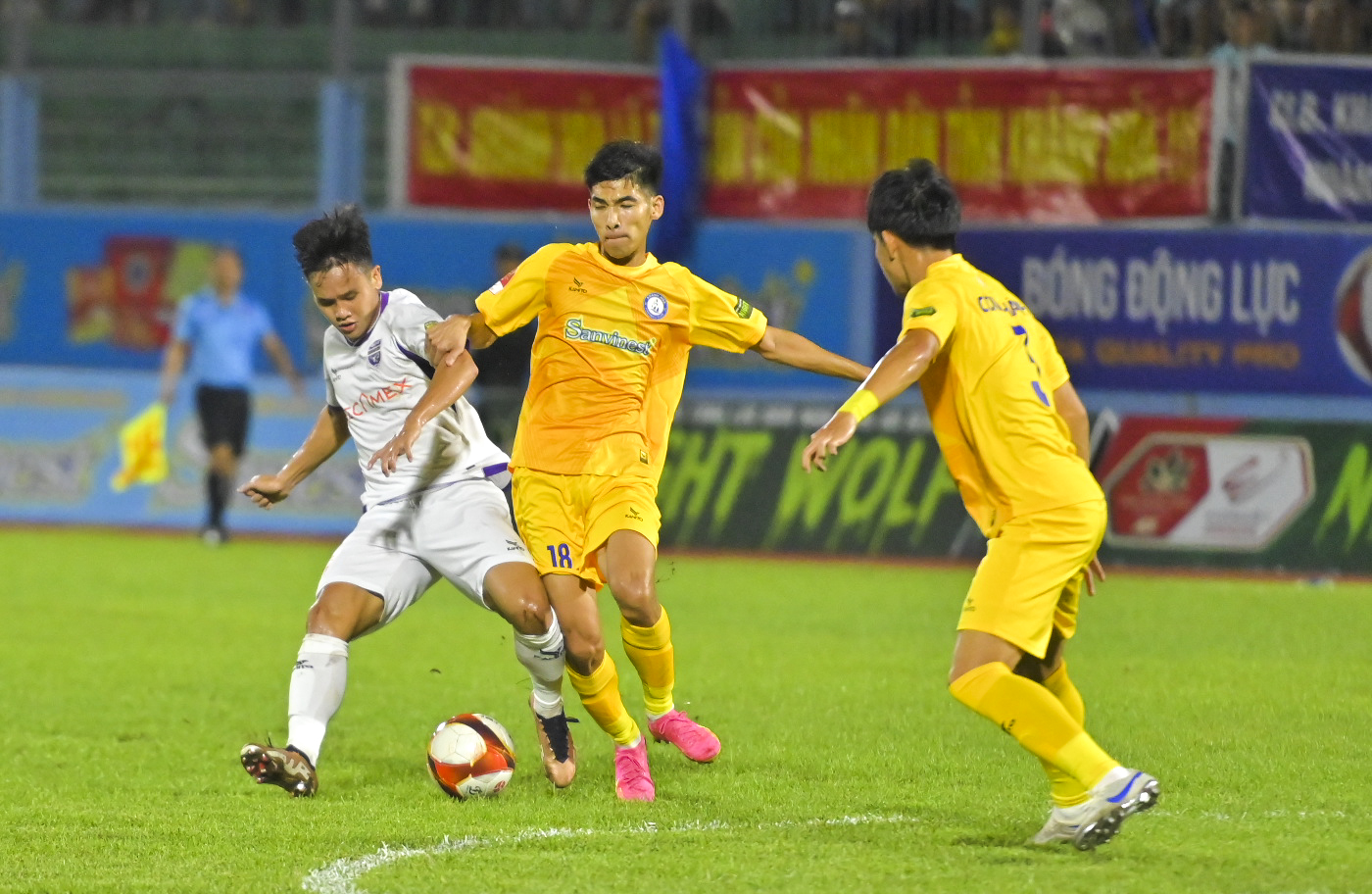 Đội bóng Khánh Hòa FC trong trận đấu trên sân nhà 19-8 Nha Trang.