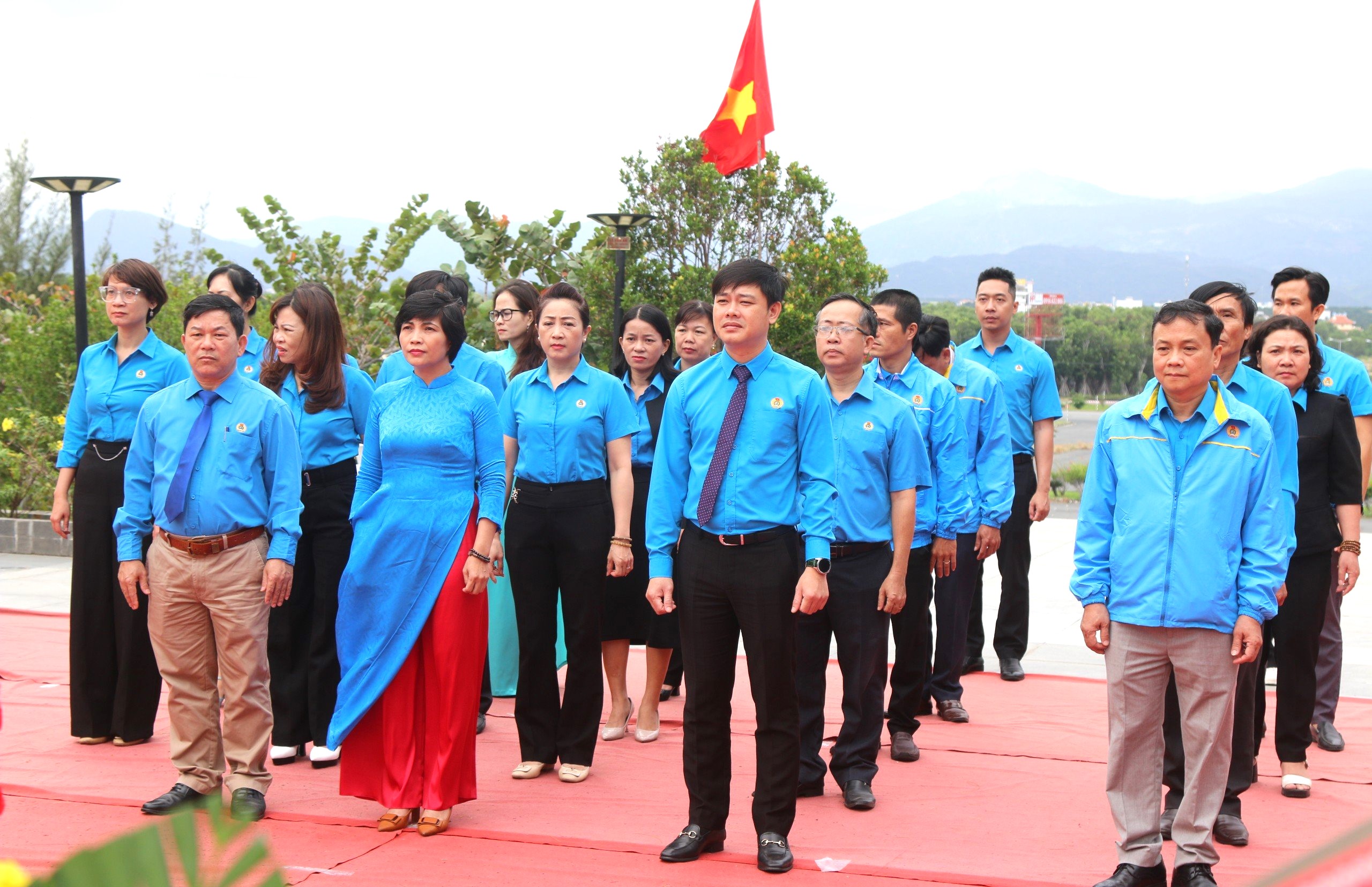 Dâng hương tại Khu tưởng niệm chiến sĩ Gạc Ma